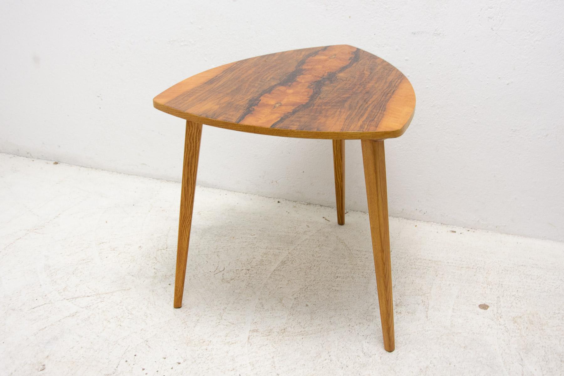 Cette table d'appoint en noyer a été fabriquée dans l'ancienne Tchécoslovaquie dans les années 1970.

Il est en excellent état, entièrement rénové.

 

Mesures : Hauteur : 61 cm

Largeur : 70 cm

Profondeur : 60 cm.