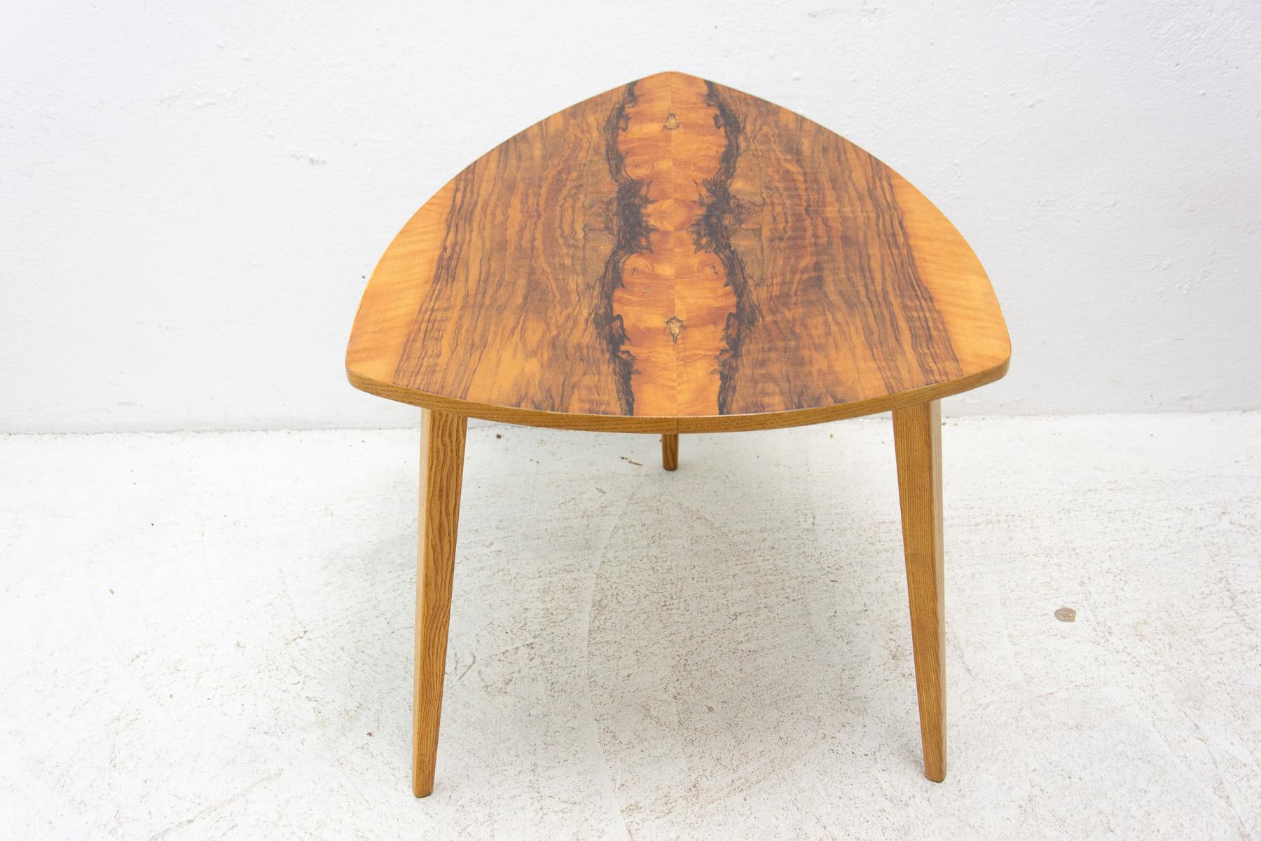 Placage Table d'appoint en noyer, années 1970, Tchécoslovaquie en vente