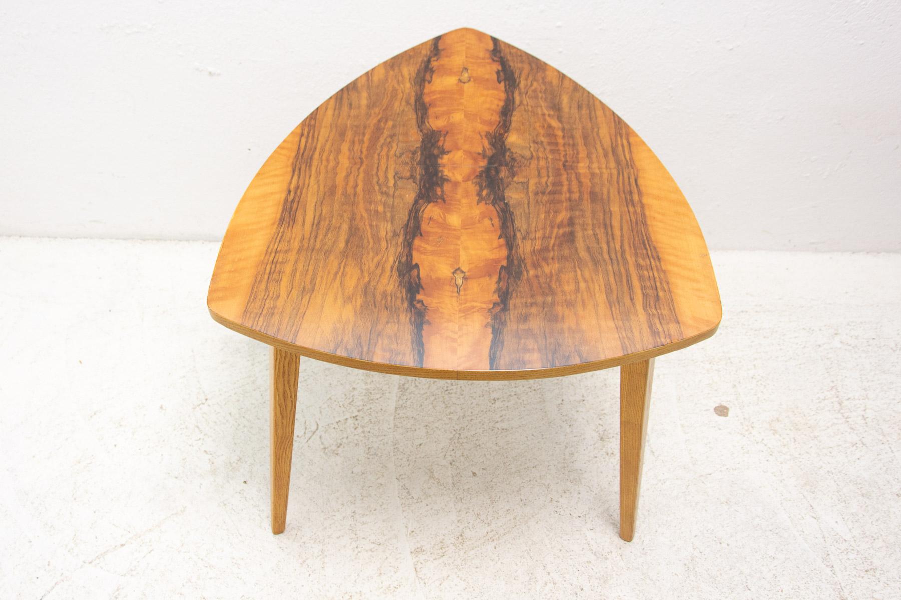 Table d'appoint en noyer, années 1970, Tchécoslovaquie Excellent état - En vente à Prague 8, CZ