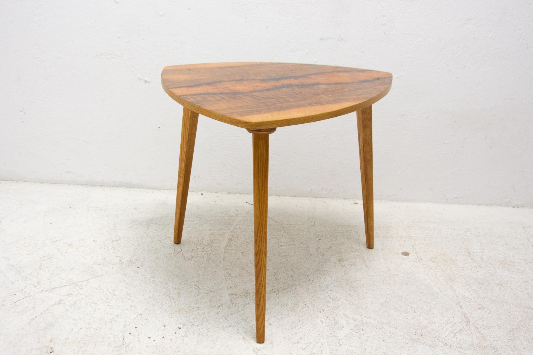 Table d'appoint en noyer, années 1970, Tchécoslovaquie en vente 1