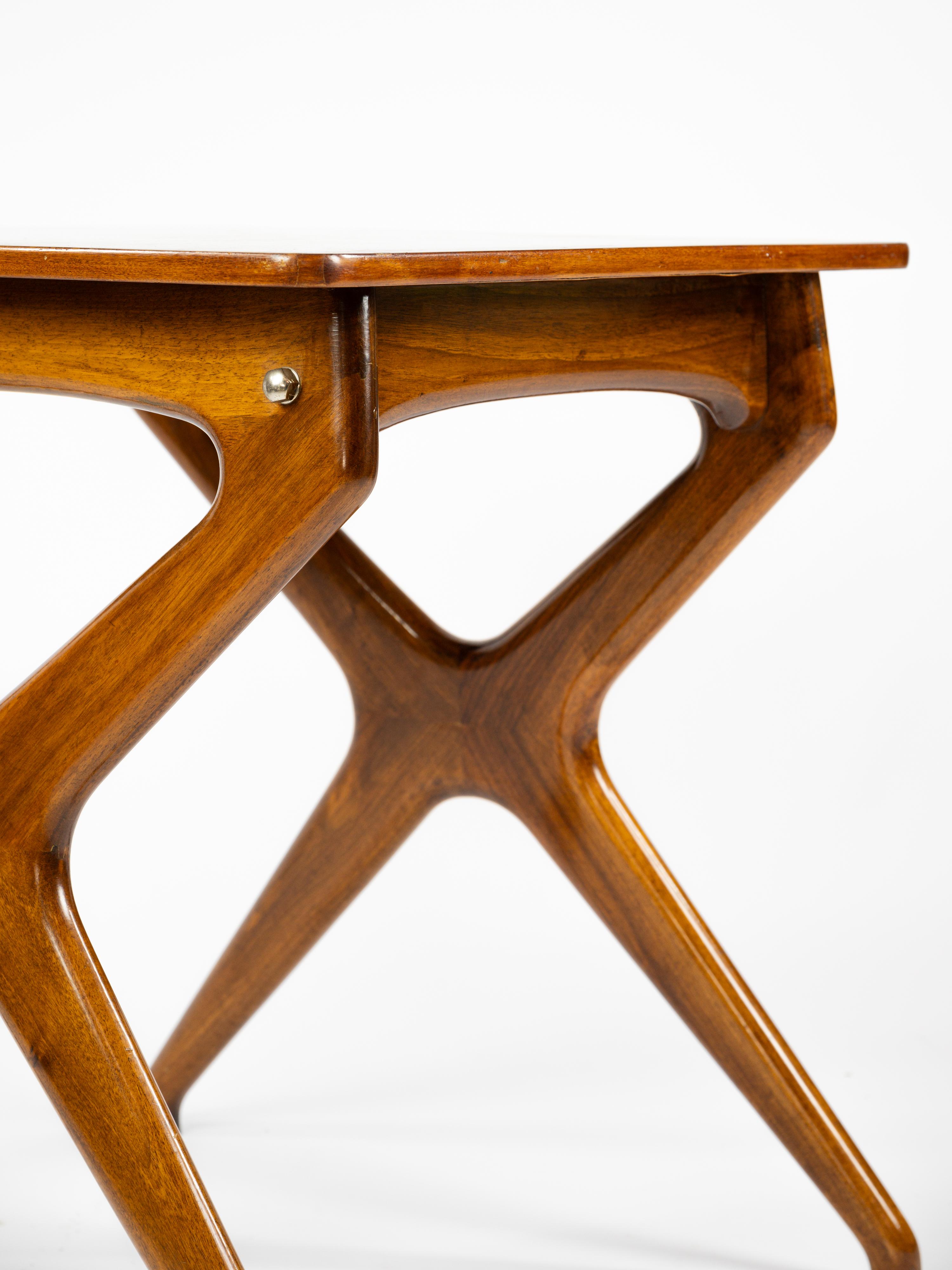 Jolie table d'appoint en noyer massif Design/One par Ico Parisi pour le studio De Baggis en Italie. 

Circa 1950

Détails en laiton. 

Très bon état. 

Plus d'informations sur demande