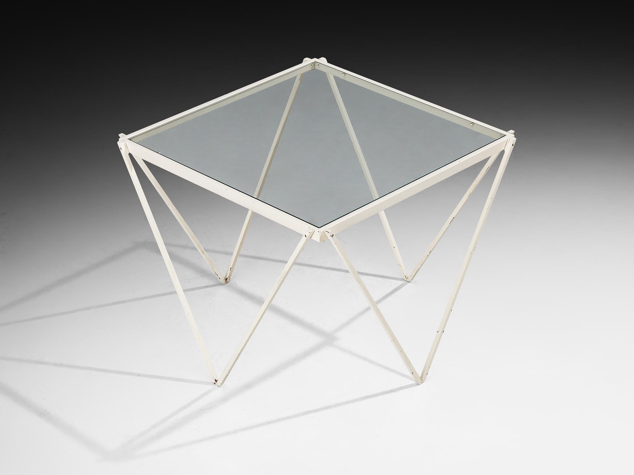 Table d'appoint, métal, verre, Pays-Bas, années 1970

Cette table d'appoint est dotée d'une structure métallique élégante qui supporte un plateau en verre. Fini en laqué blanc, il présente des lignes angulaires et des pieds triangulaires qui