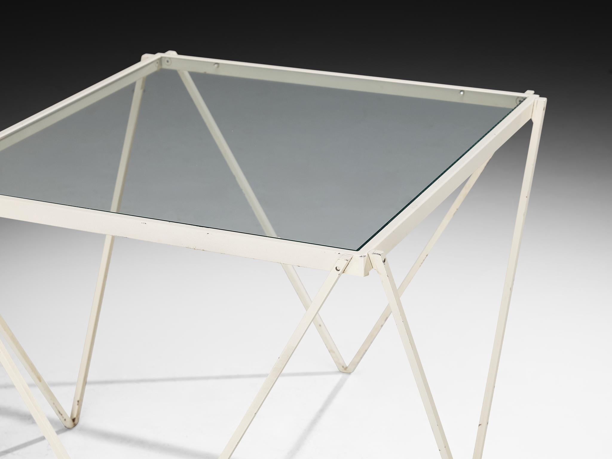 Mid-Century Modern Table d'appoint en métal blanc avec plateau en verre en vente