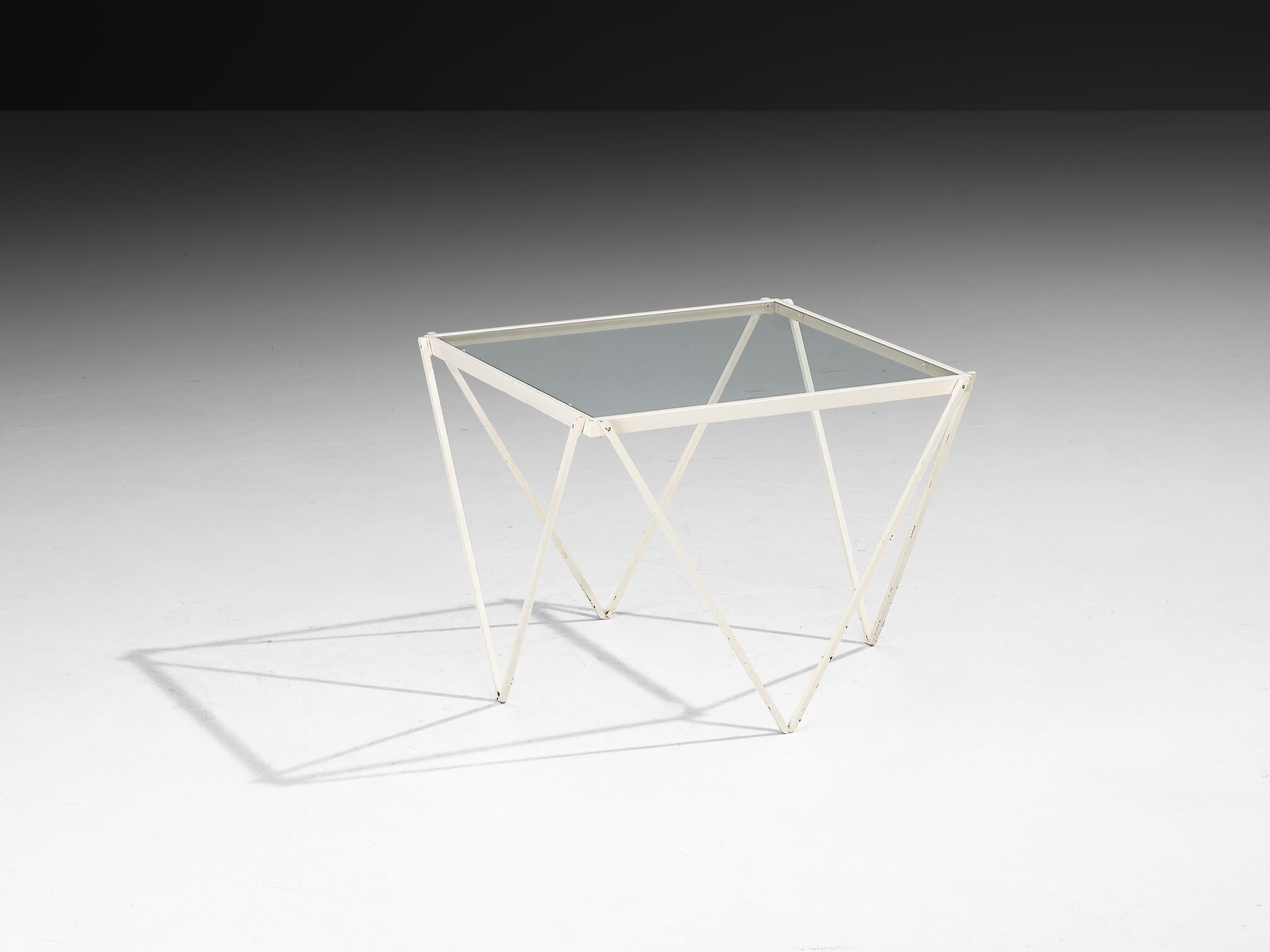 Table d'appoint en métal blanc avec plateau en verre Bon état - En vente à Waalwijk, NL