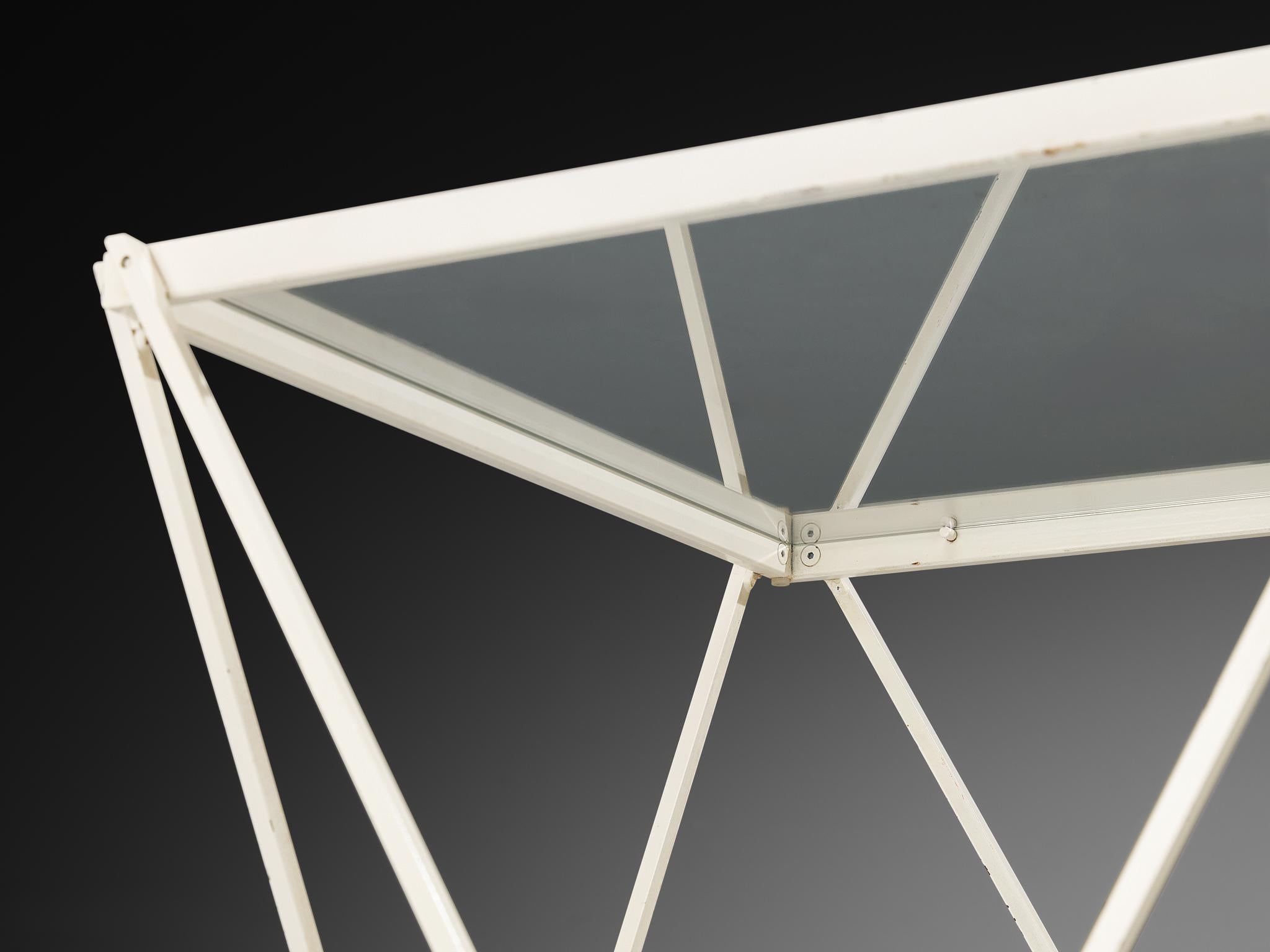Fin du 20e siècle Table d'appoint en métal blanc avec plateau en verre en vente