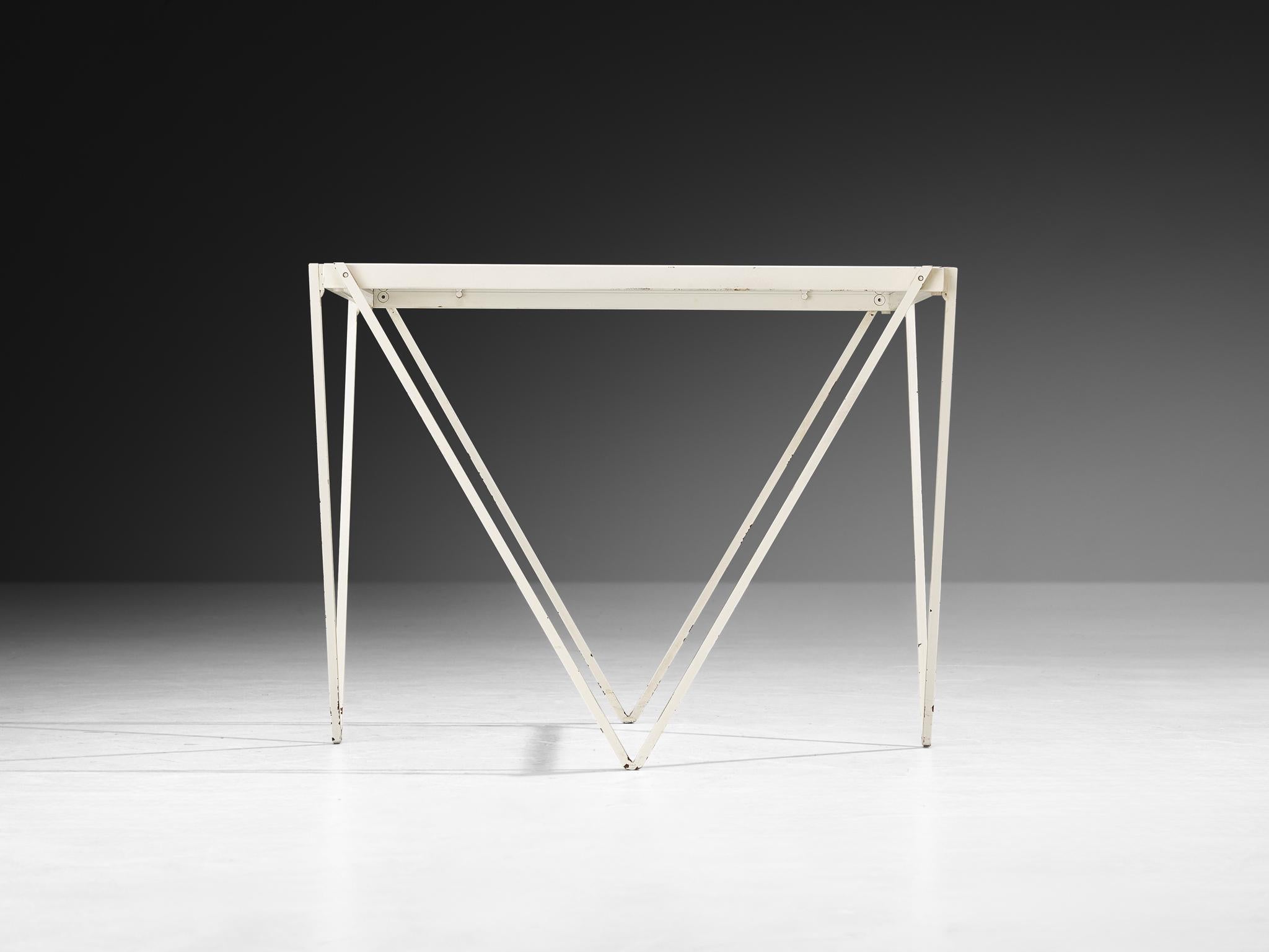 Métal Table d'appoint en métal blanc avec plateau en verre en vente