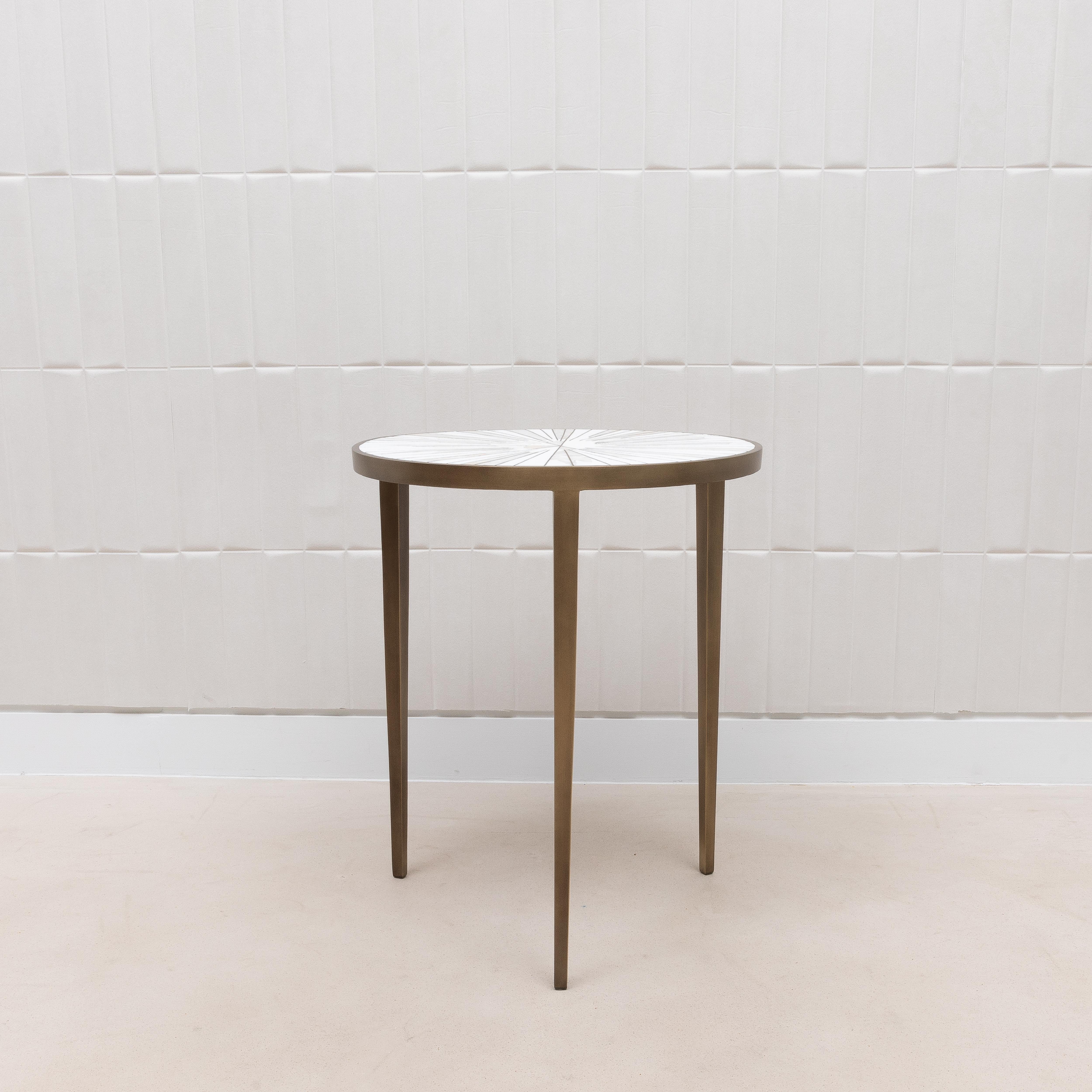 Table d'appoint en galuchat blanc et nacre avec laiton patiné bronze par R&Y Augousti en vente 2