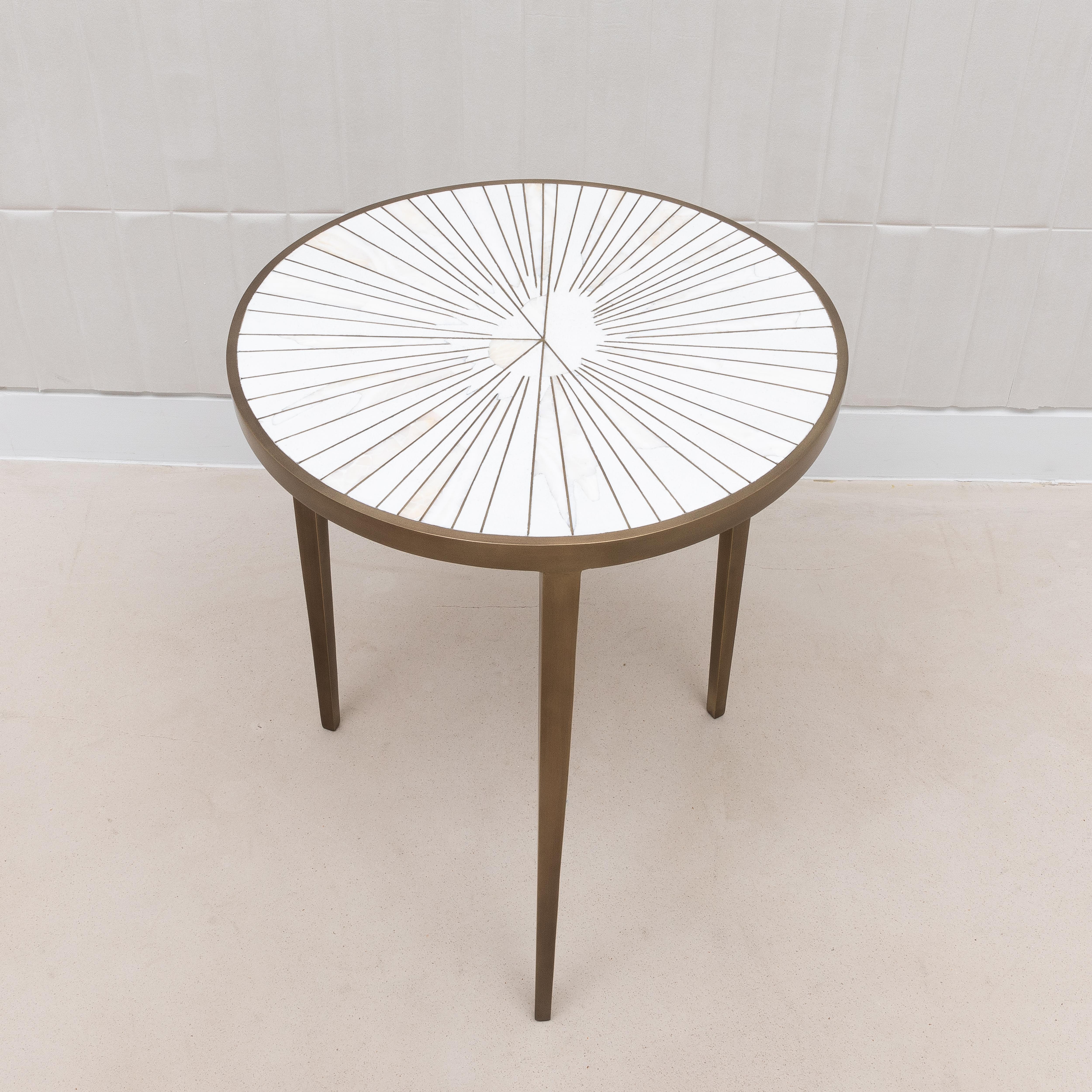 Table d'appoint en galuchat blanc et nacre avec laiton patiné bronze par R&Y Augousti en vente 3