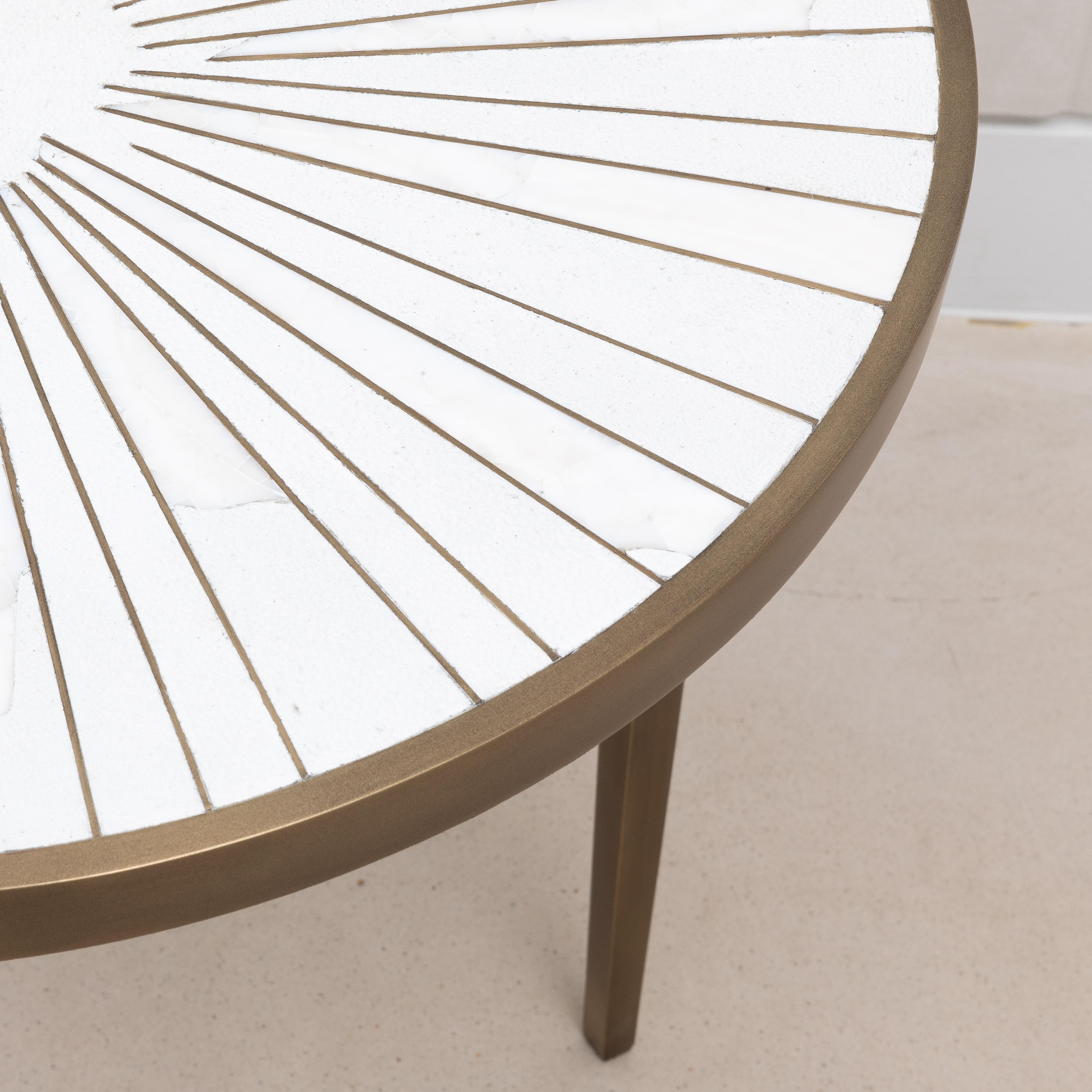 Table d'appoint en galuchat blanc et nacre avec laiton patiné bronze par R&Y Augousti en vente 4