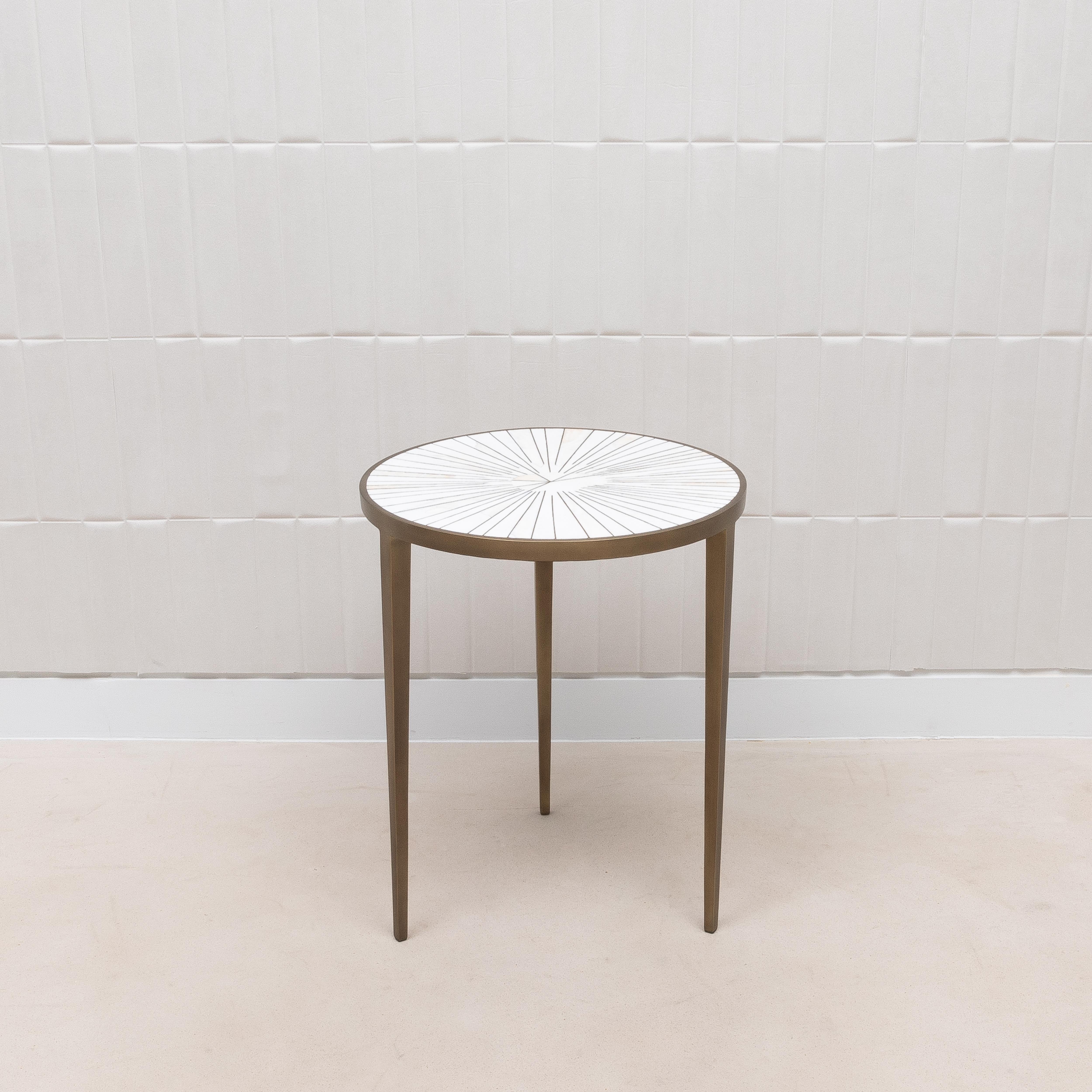 La table d'appoint Sunburst de R&Y Augousti est un exemple éclatant de luxe raffiné, avec un plateau étonnant qui allie la beauté délicate du galuchat blanc à l'éclat irisé de la nacre. Le motif complexe en forme de soleil sur le plateau de la table