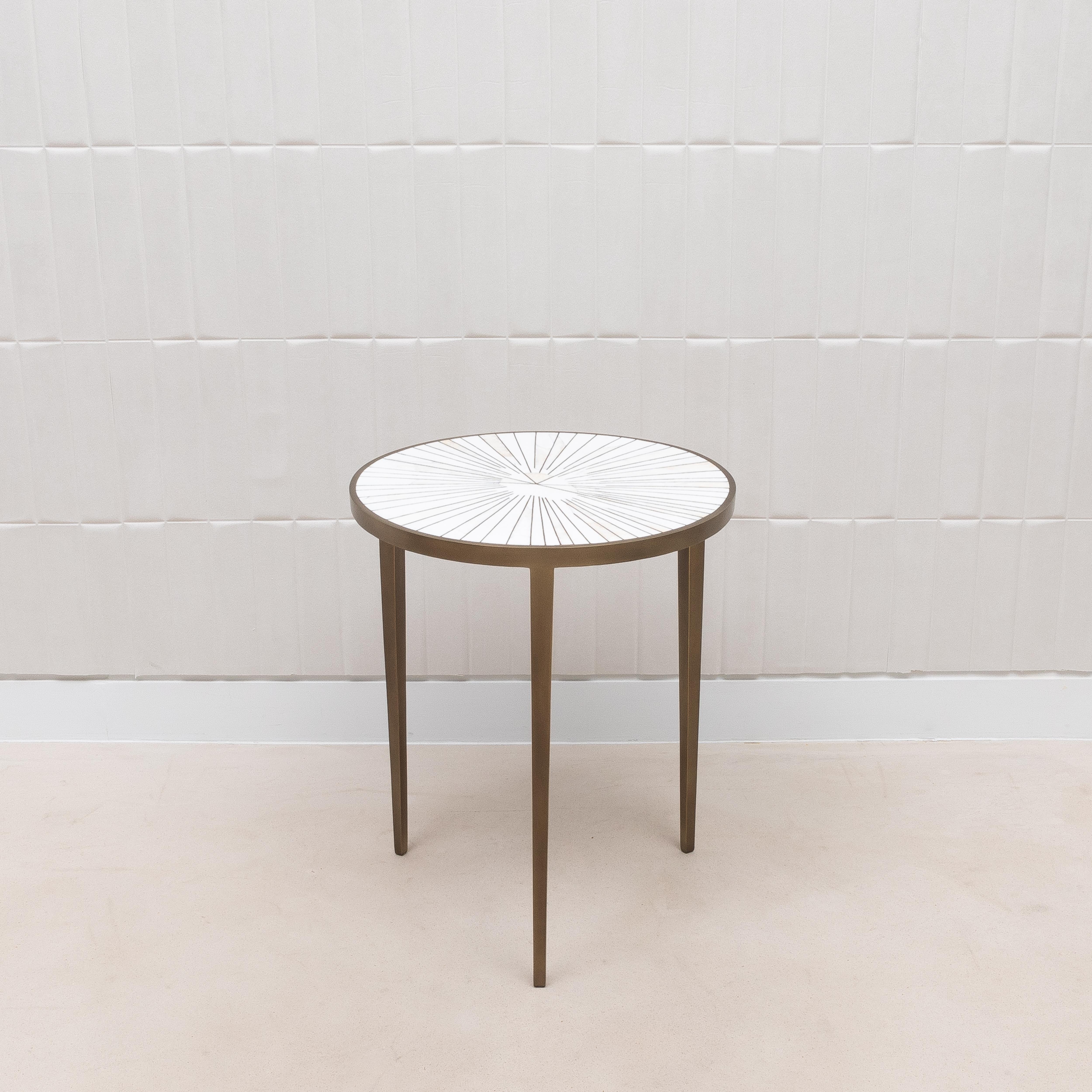 Philippin Table d'appoint en galuchat blanc et nacre avec laiton patiné bronze par R&Y Augousti en vente