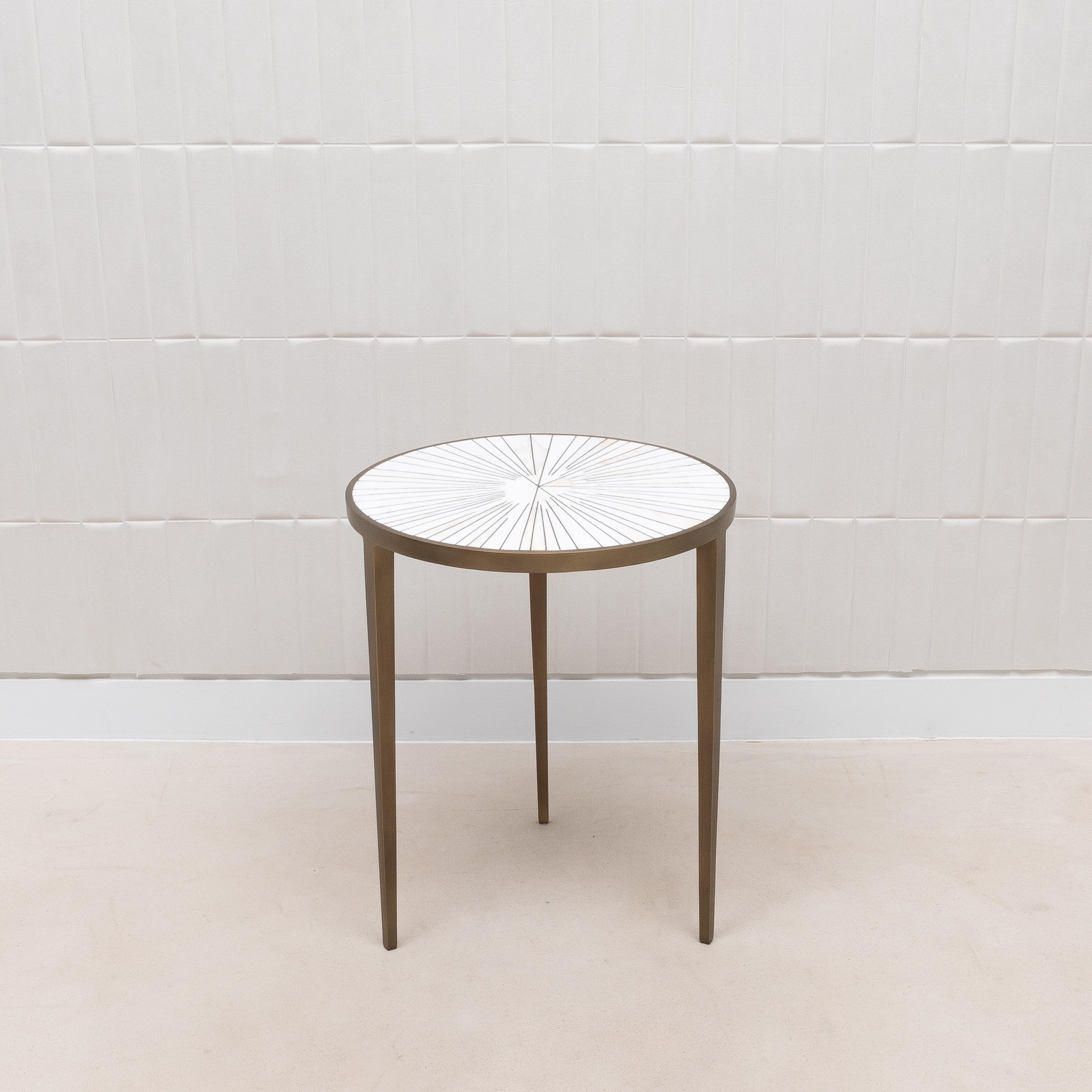 Fait main Table d'appoint en galuchat blanc et nacre avec laiton patiné bronze par R&Y Augousti en vente
