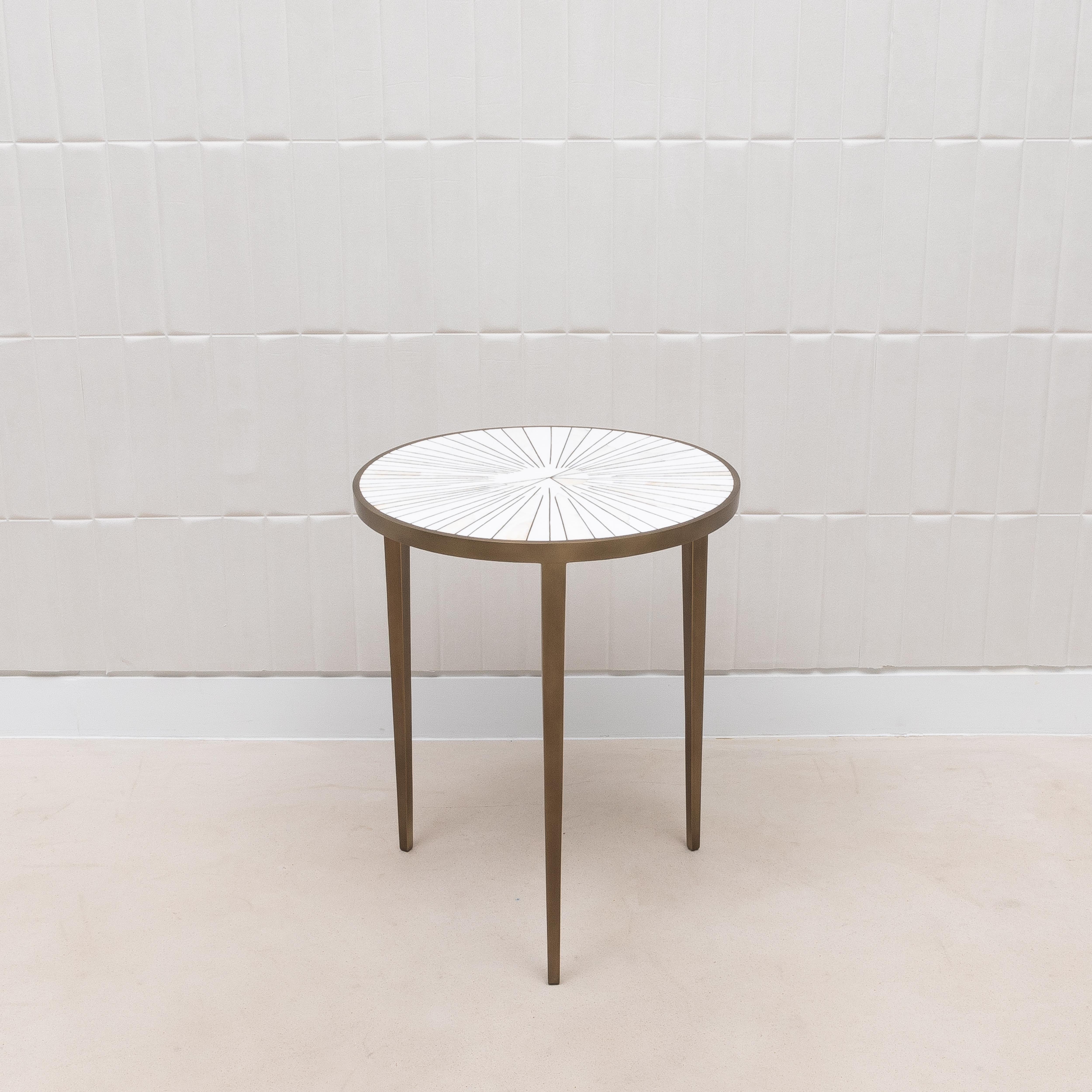 Table d'appoint en galuchat blanc et nacre avec laiton patiné bronze par R&Y Augousti Neuf - En vente à West Hollywood, CA