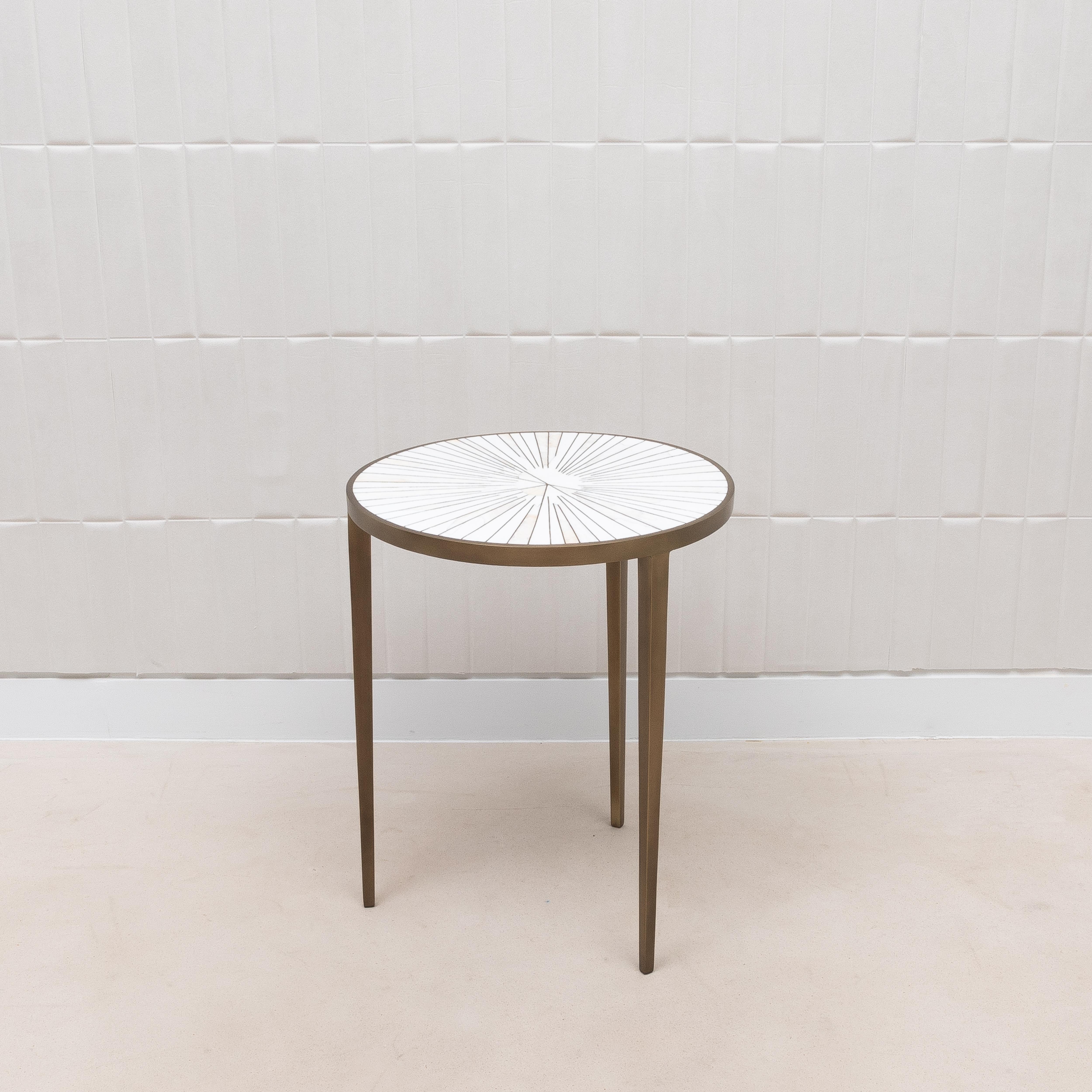 XXIe siècle et contemporain Table d'appoint en galuchat blanc et nacre avec laiton patiné bronze par R&Y Augousti en vente