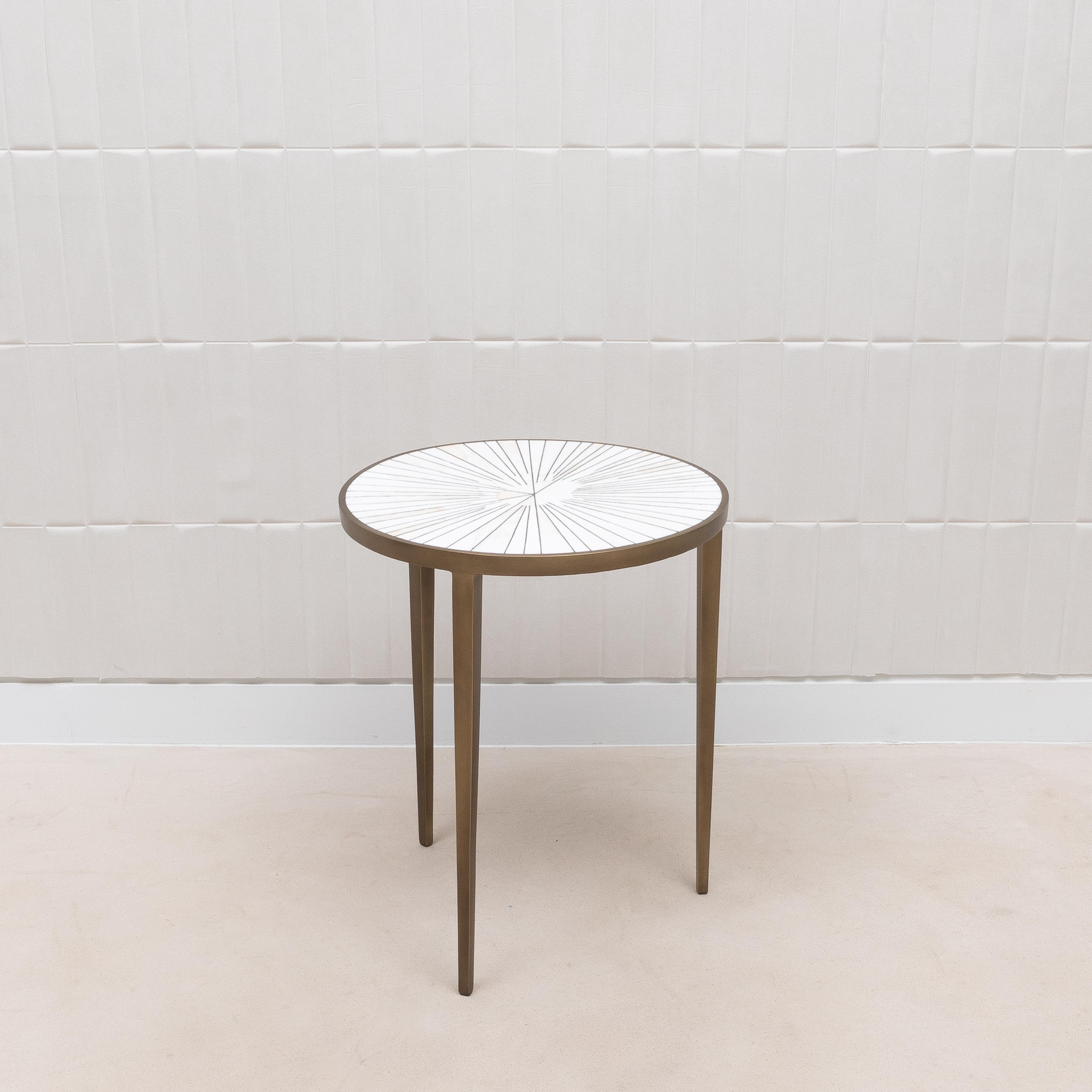 Laiton Table d'appoint en galuchat blanc et nacre avec laiton patiné bronze par R&Y Augousti en vente