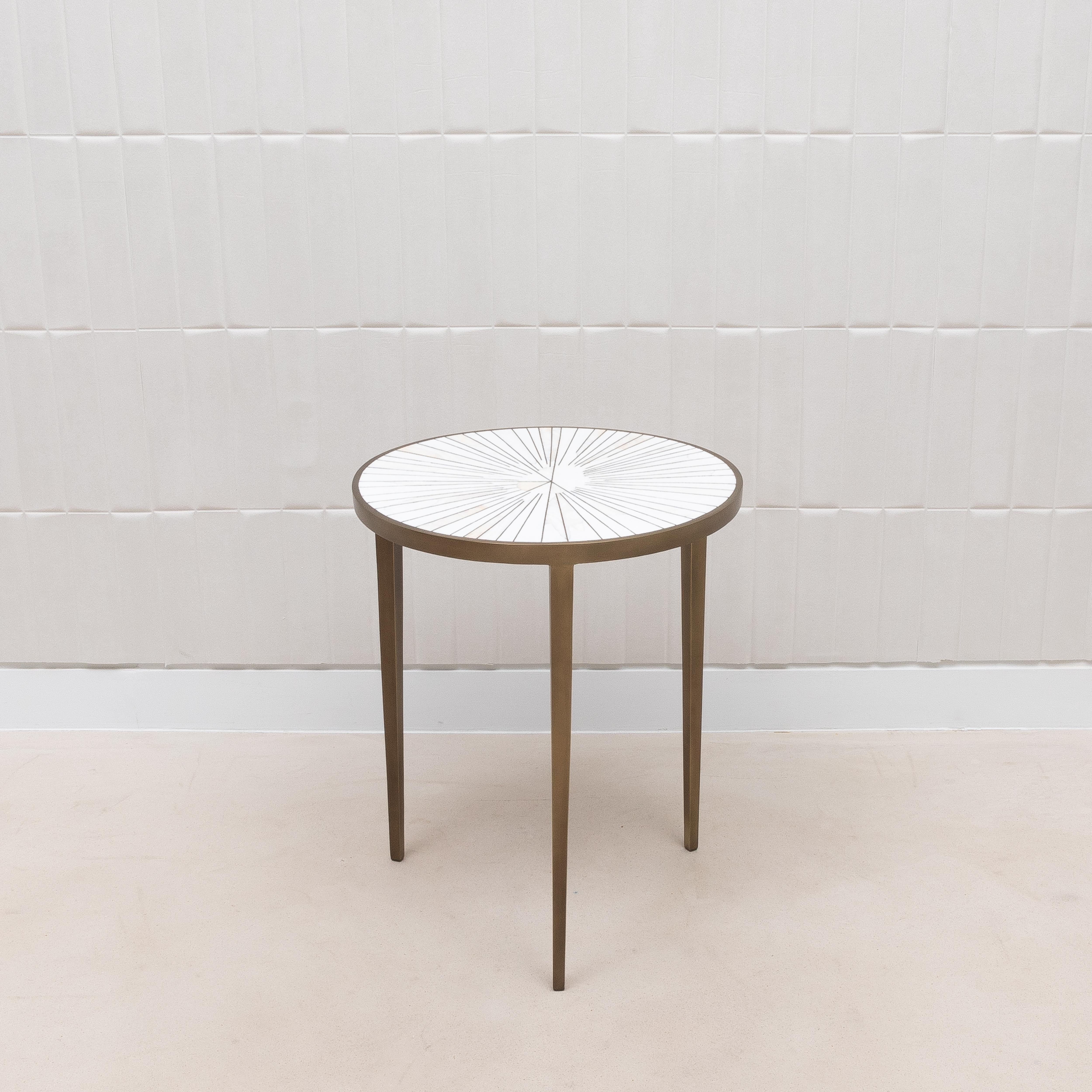 Table d'appoint en galuchat blanc et nacre avec laiton patiné bronze par R&Y Augousti en vente 1