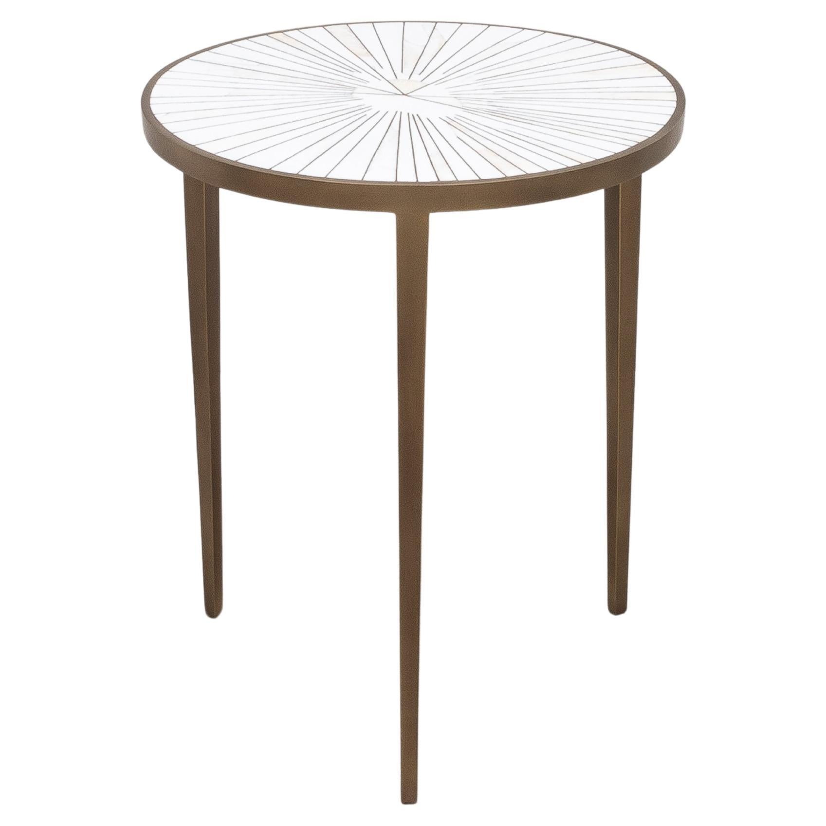 Table d'appoint en galuchat blanc et nacre avec laiton patiné bronze par R&Y Augousti en vente