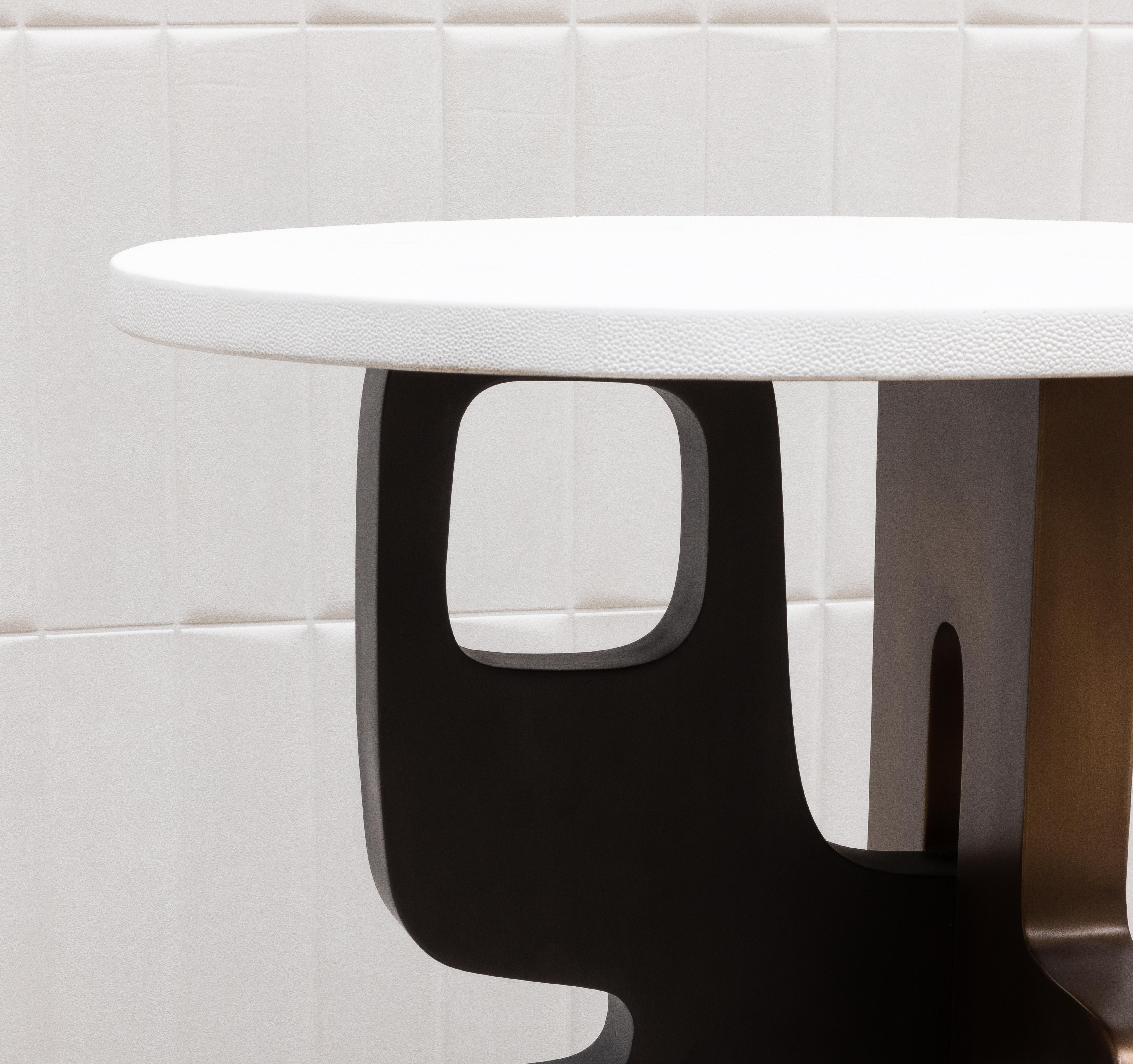 Table d'appoint en galuchat blanc avec patine de bronze et laiton noir par Kifu Paris en vente 2