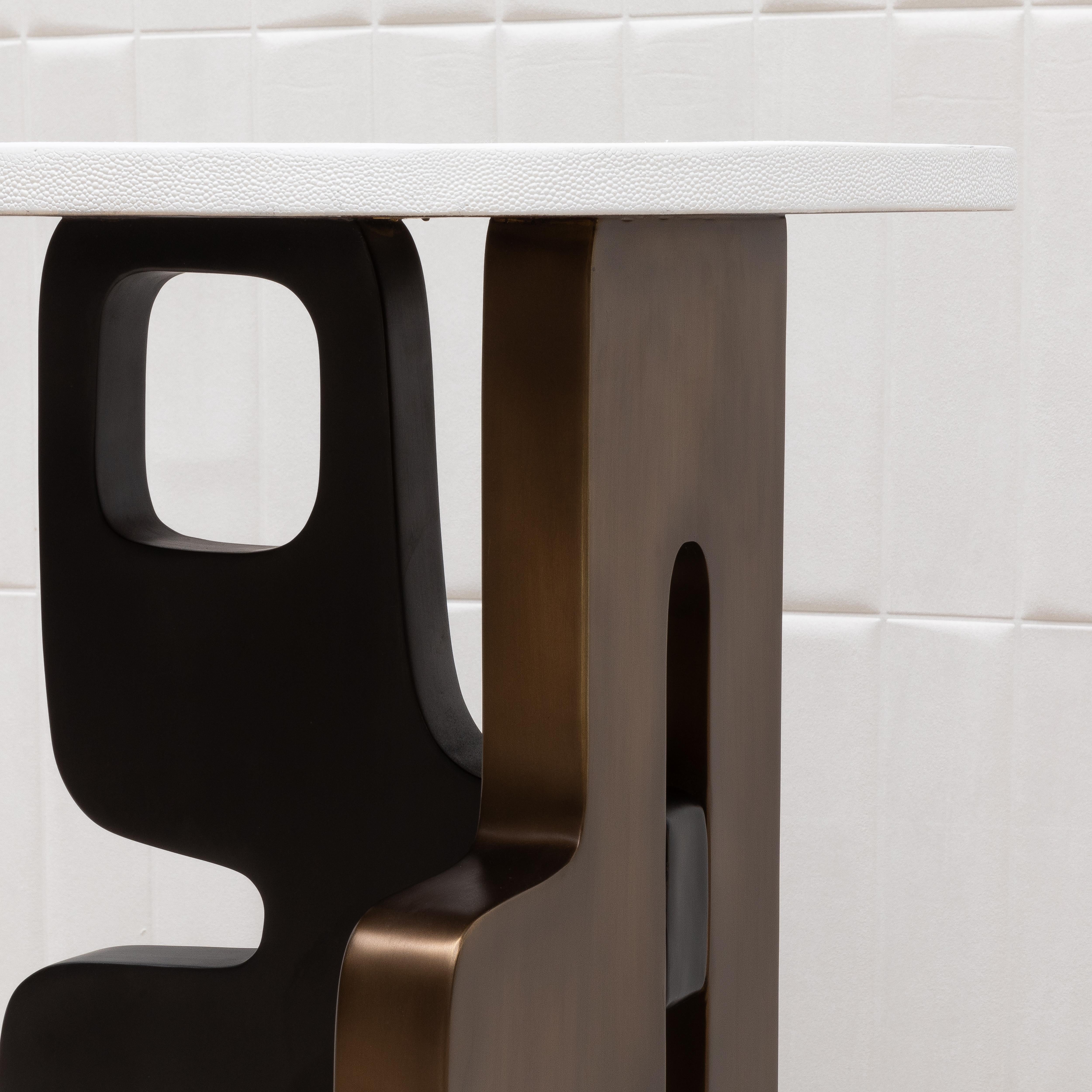 Table d'appoint en galuchat blanc avec patine de bronze et laiton noir par Kifu Paris en vente 3