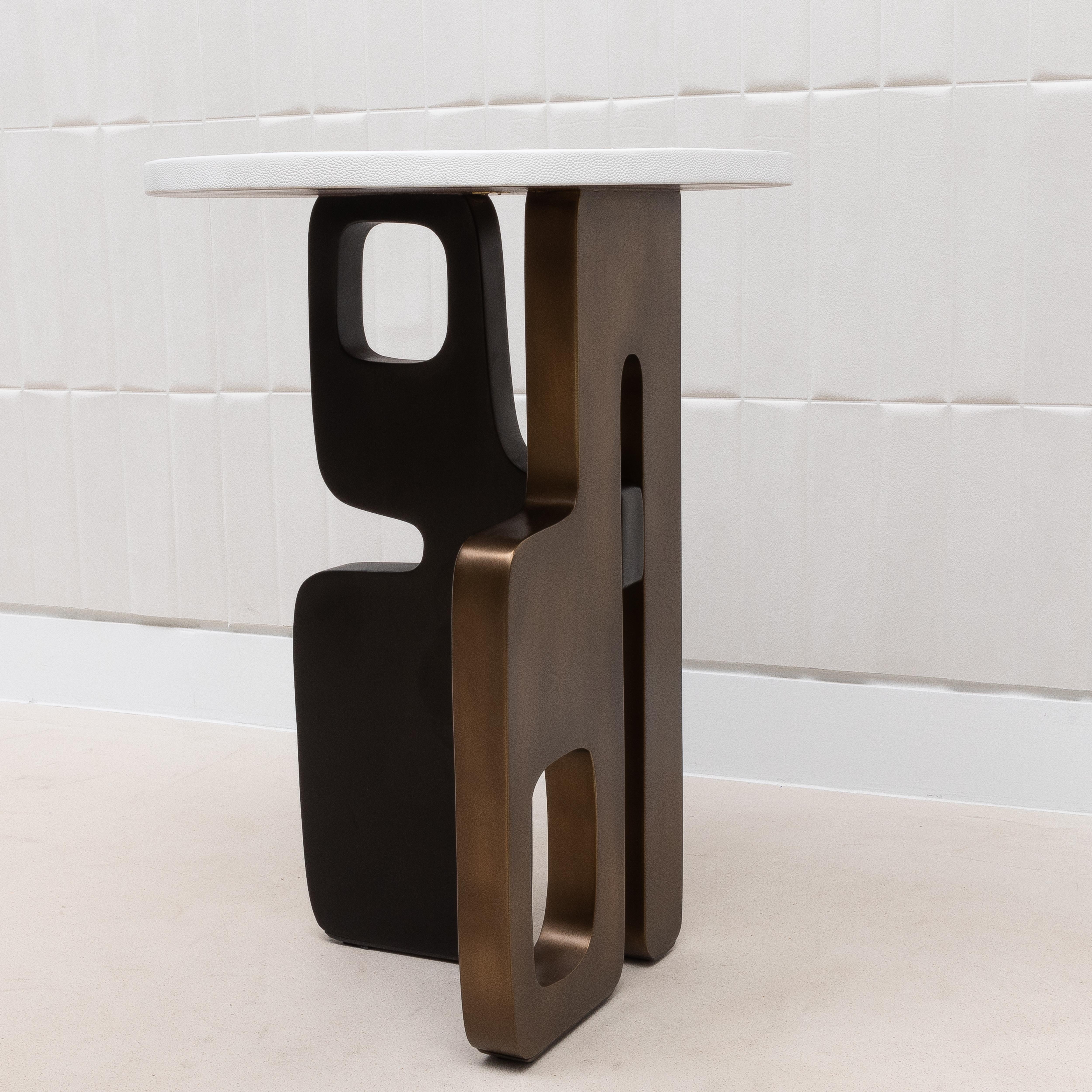 Table d'appoint en galuchat blanc avec patine de bronze et laiton noir par Kifu Paris en vente 4