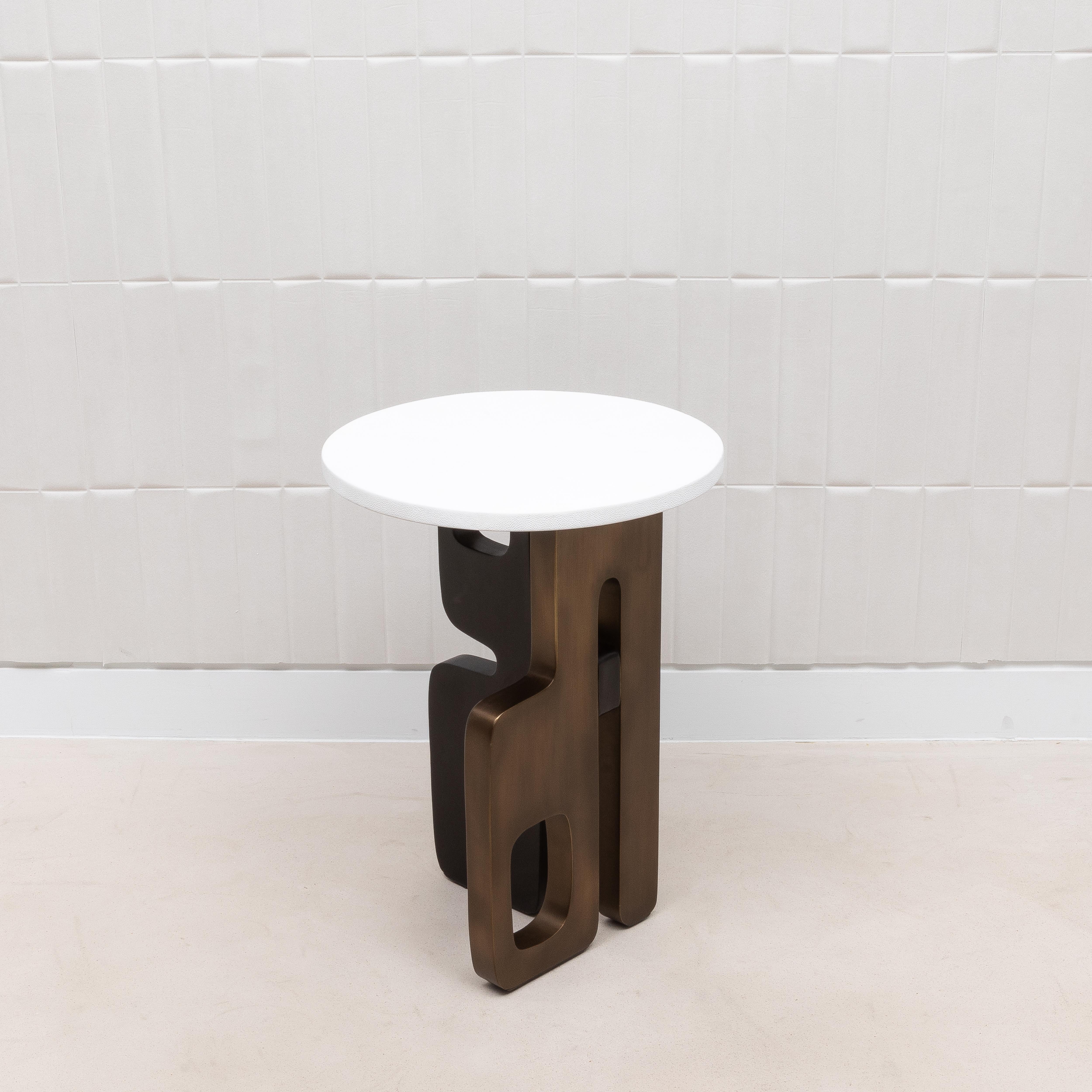 Art déco Table d'appoint en galuchat blanc avec patine de bronze et laiton noir par Kifu Paris en vente