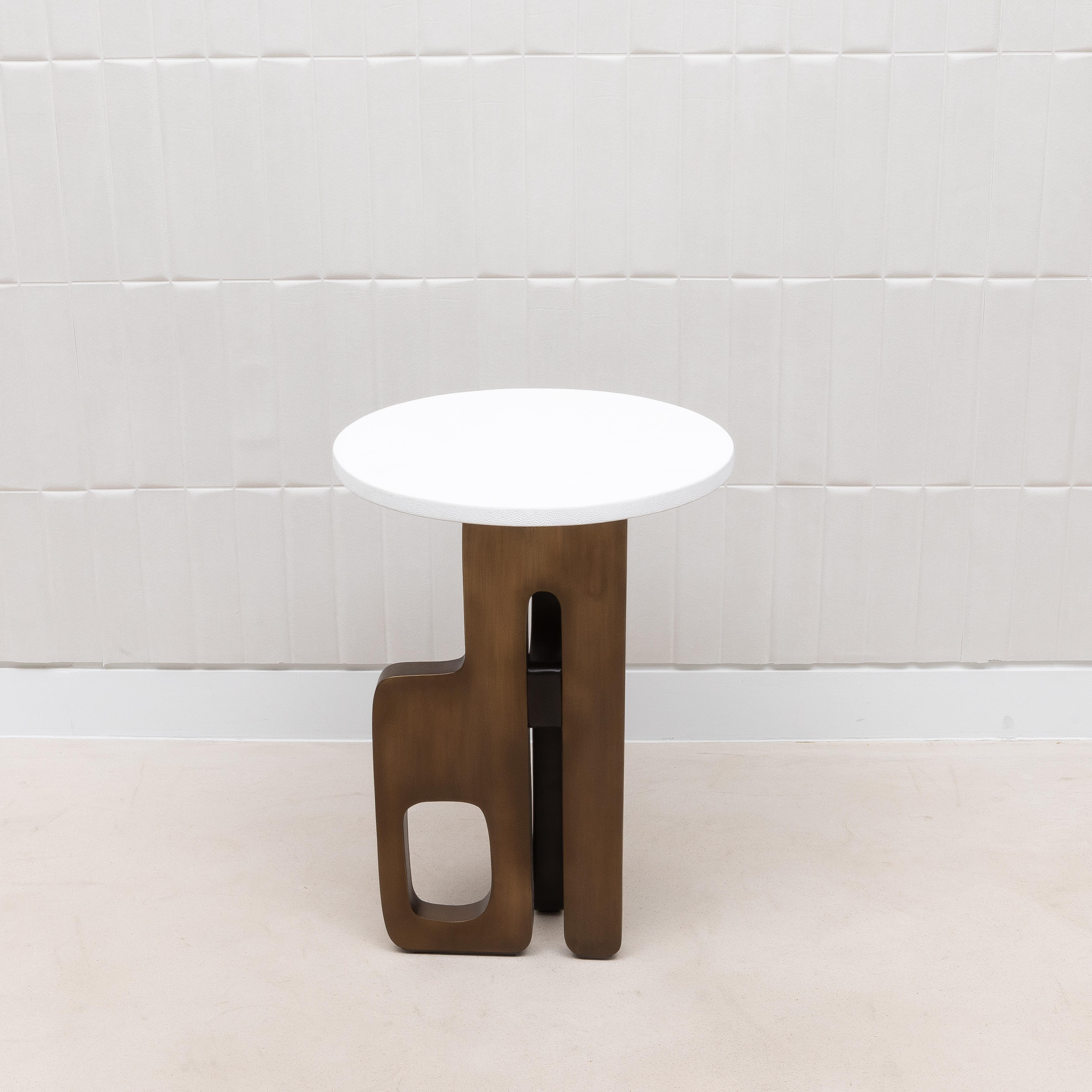Philippin Table d'appoint en galuchat blanc avec patine de bronze et laiton noir par Kifu Paris en vente