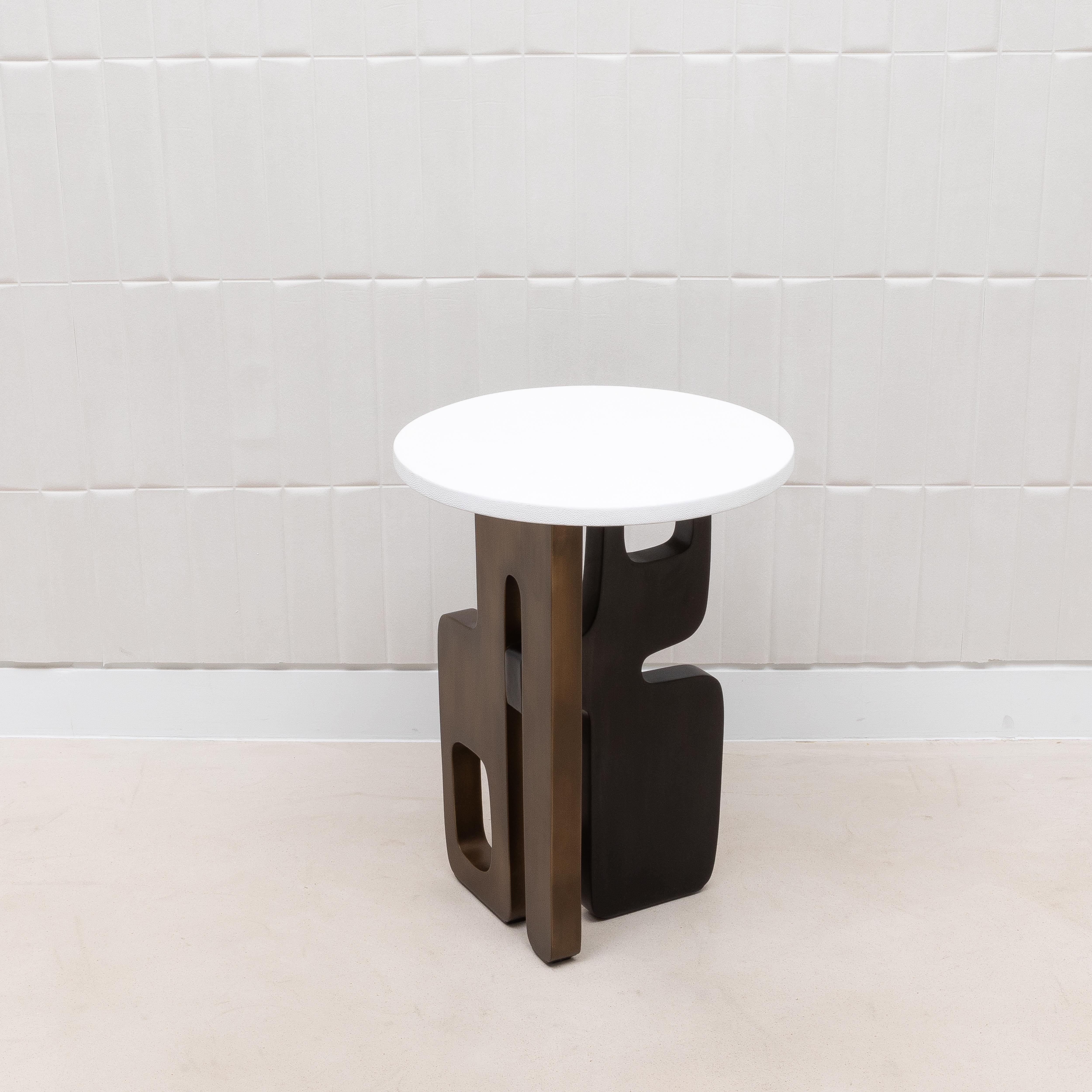 Fait main Table d'appoint en galuchat blanc avec patine de bronze et laiton noir par Kifu Paris en vente