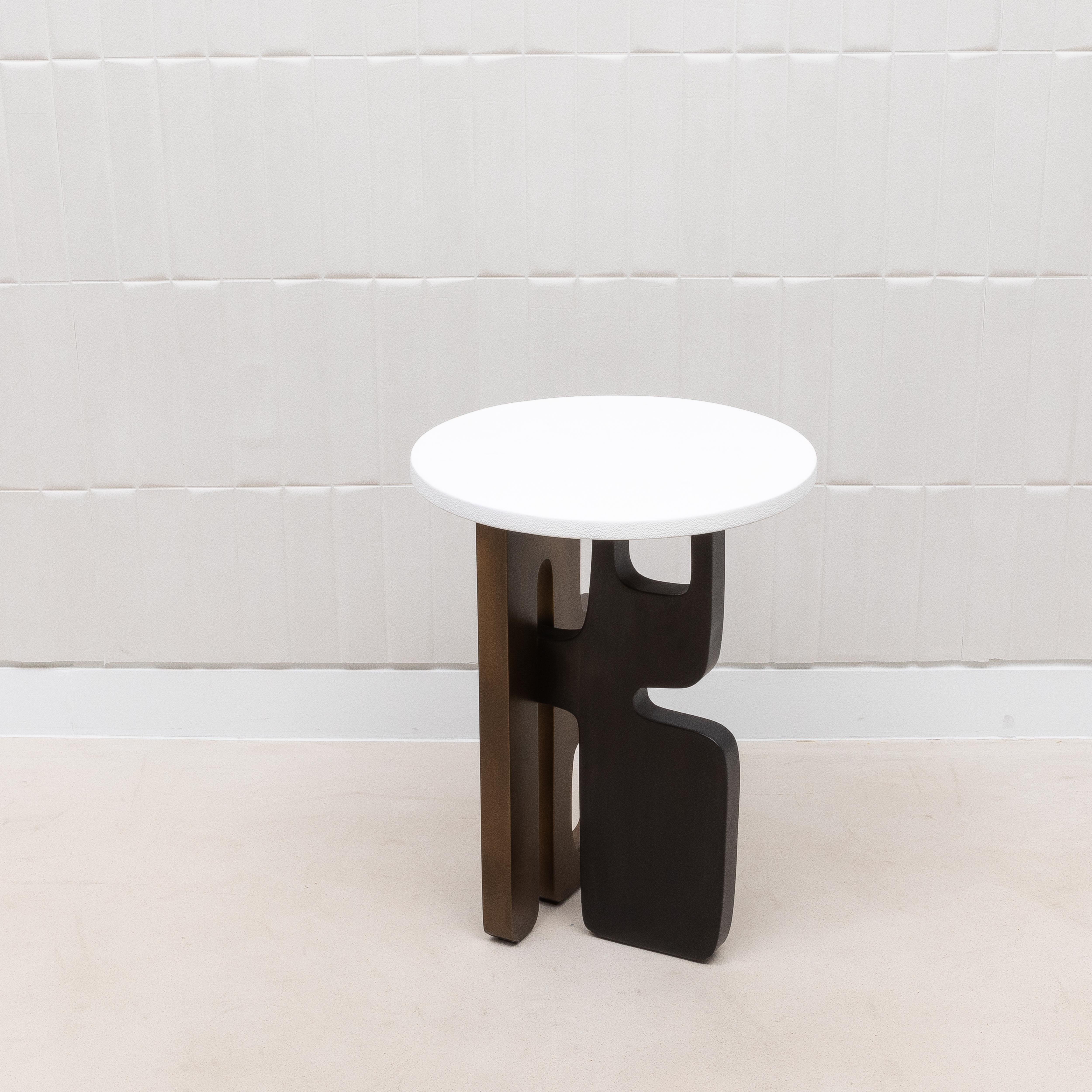 Table d'appoint en galuchat blanc avec patine de bronze et laiton noir par Kifu Paris Neuf - En vente à West Hollywood, CA