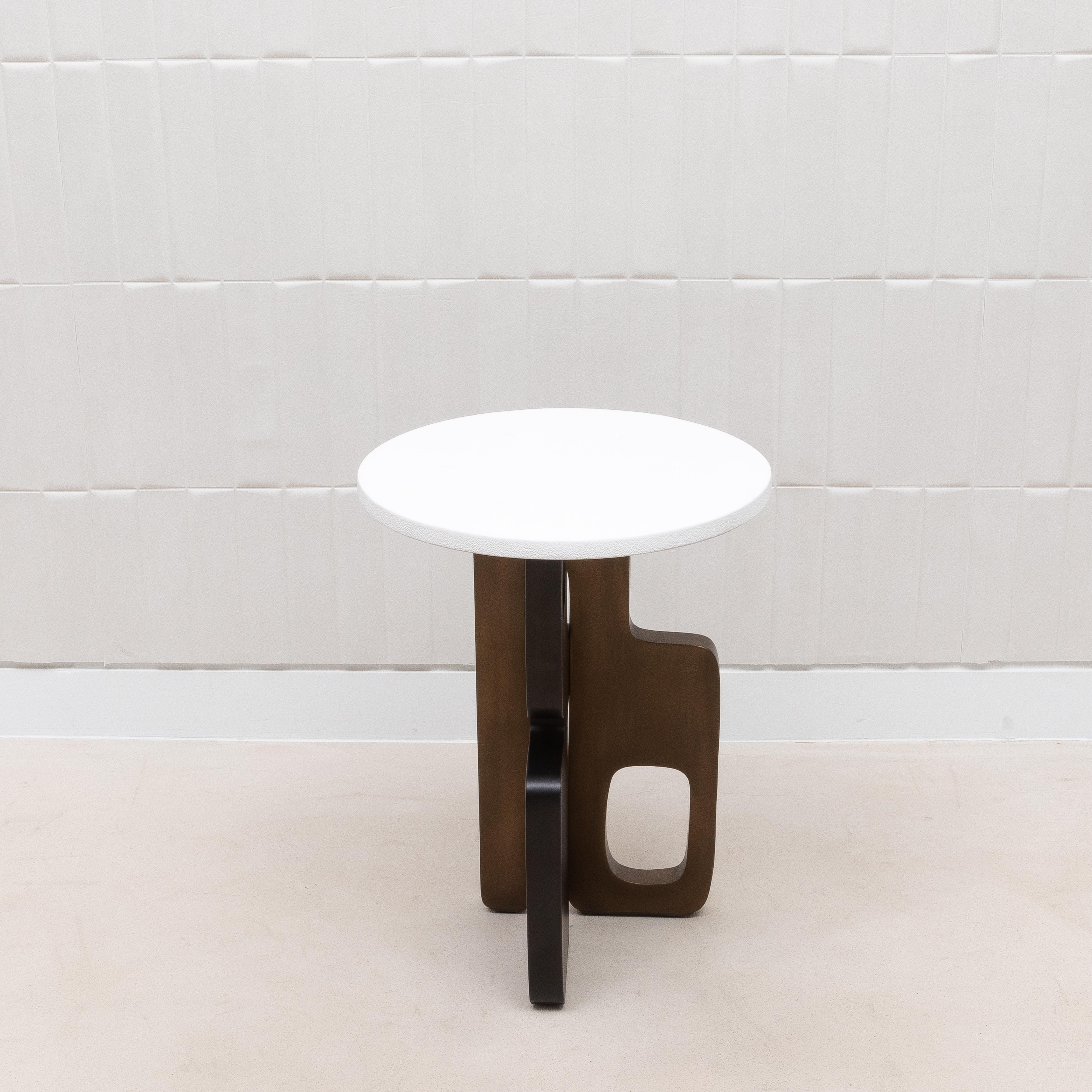 XXIe siècle et contemporain Table d'appoint en galuchat blanc avec patine de bronze et laiton noir par Kifu Paris en vente