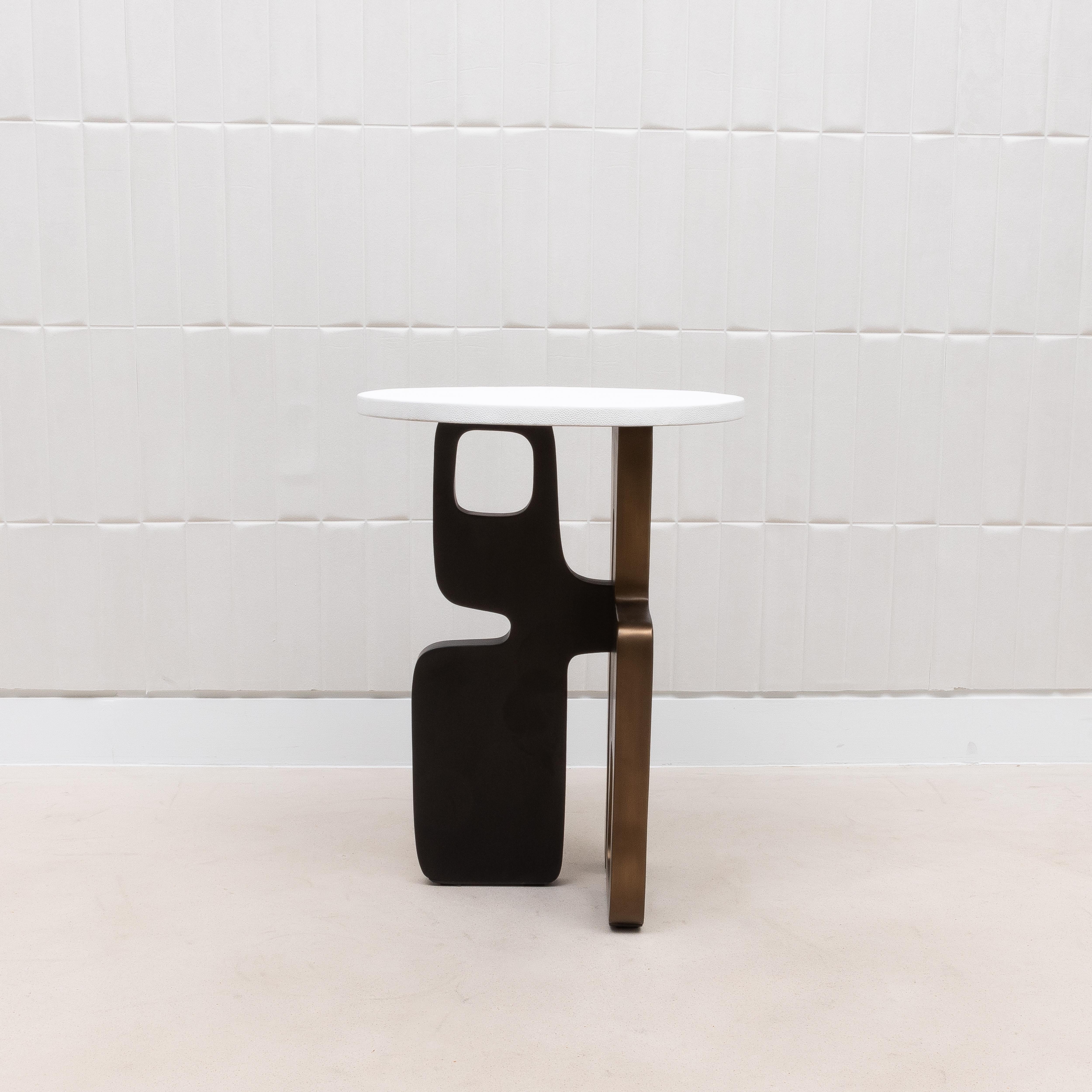 Table d'appoint en galuchat blanc avec patine de bronze et laiton noir par Kifu Paris en vente 1
