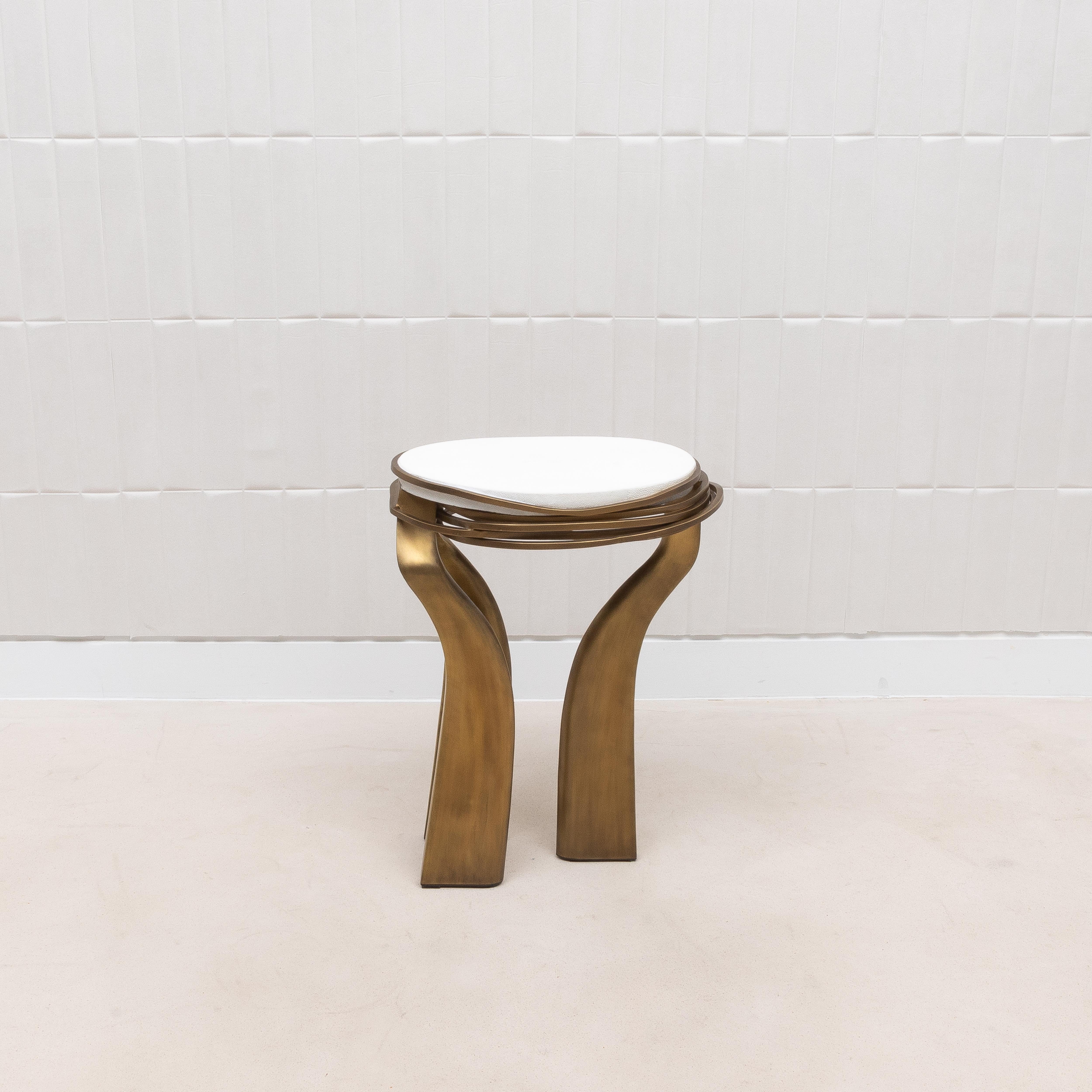 Table d'appoint en galuchat blanc et laiton patiné bronze par Kifu Paris en vente 2