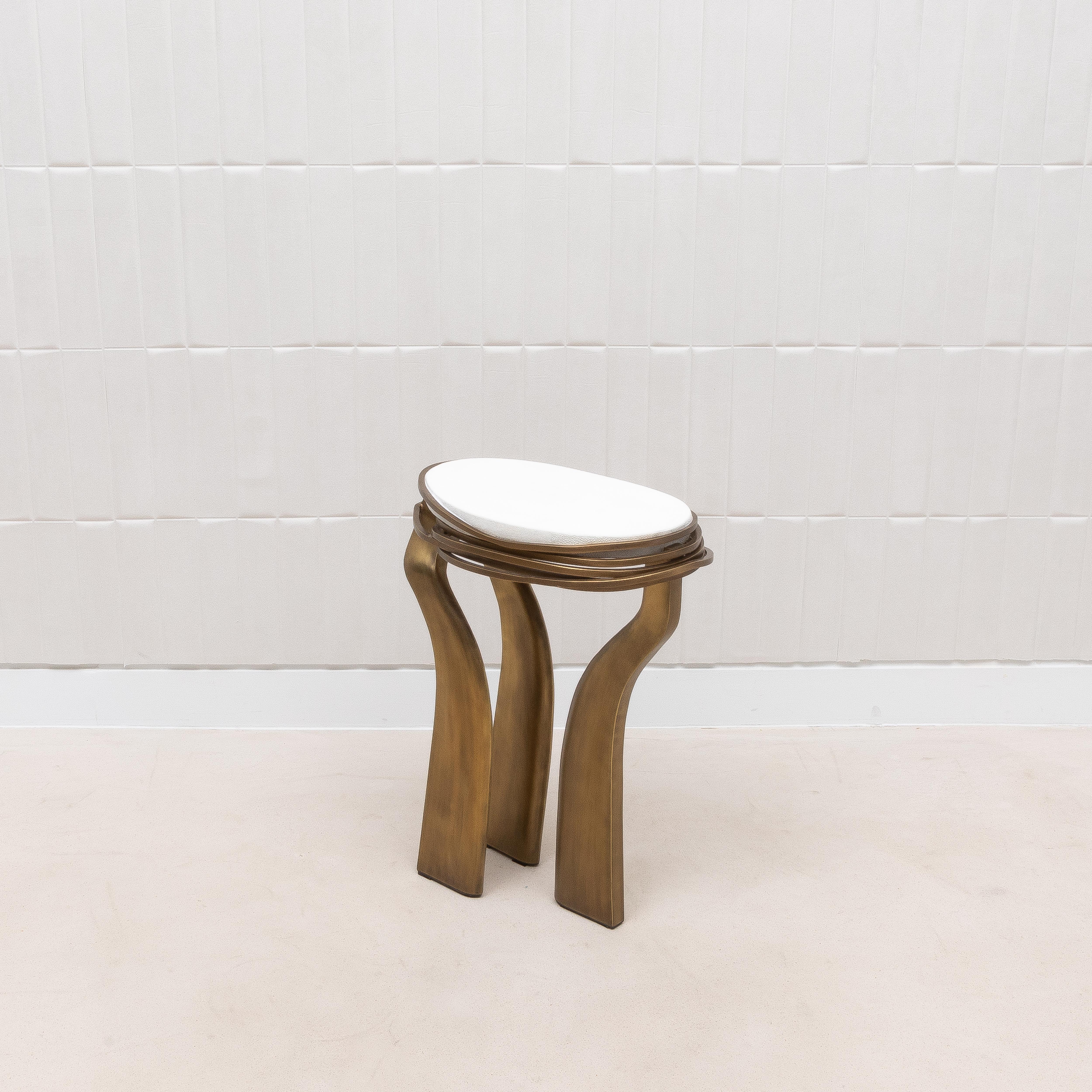 Table d'appoint en galuchat blanc et laiton patiné bronze par Kifu Paris en vente 3