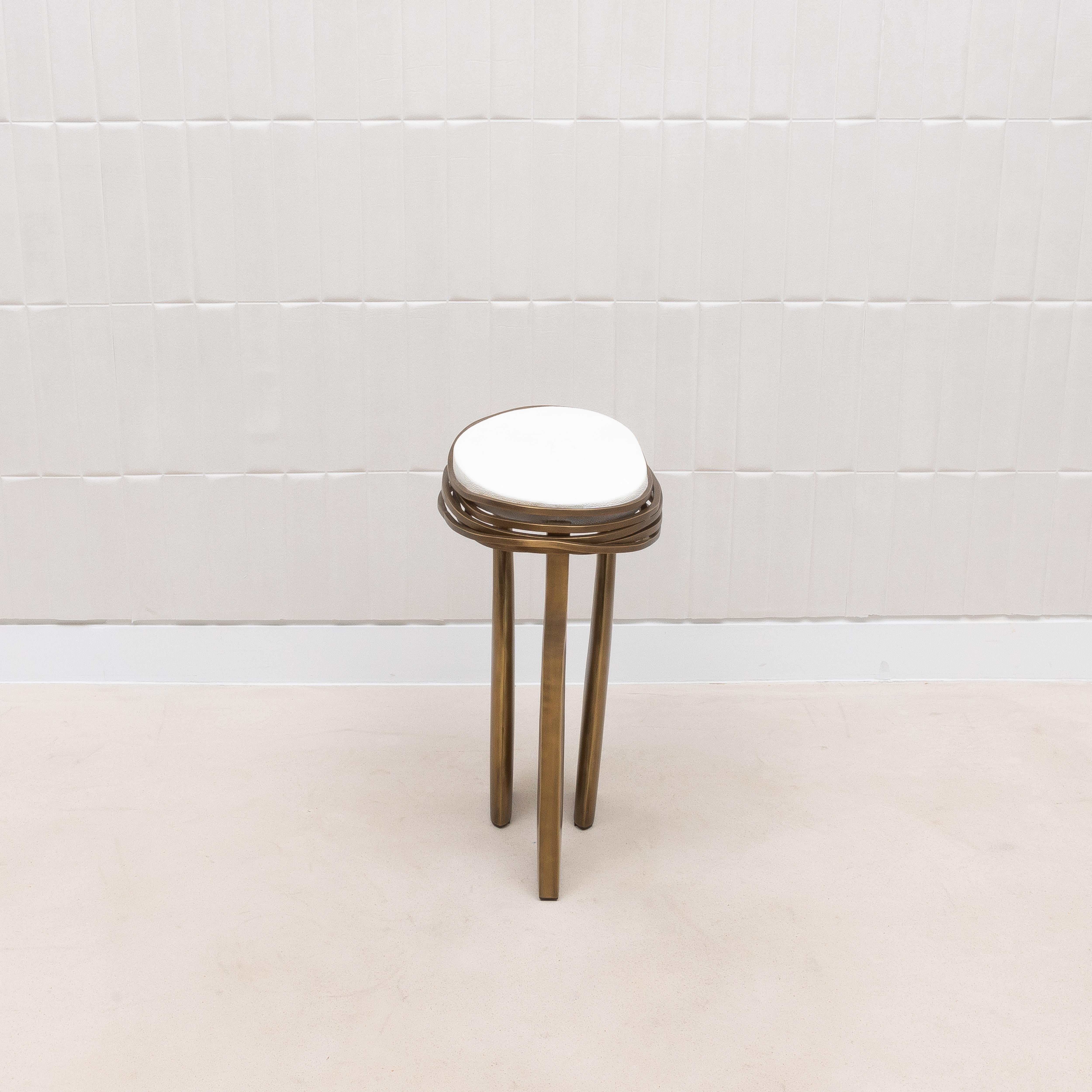 Table d'appoint en galuchat blanc et laiton patiné bronze par Kifu Paris en vente 4