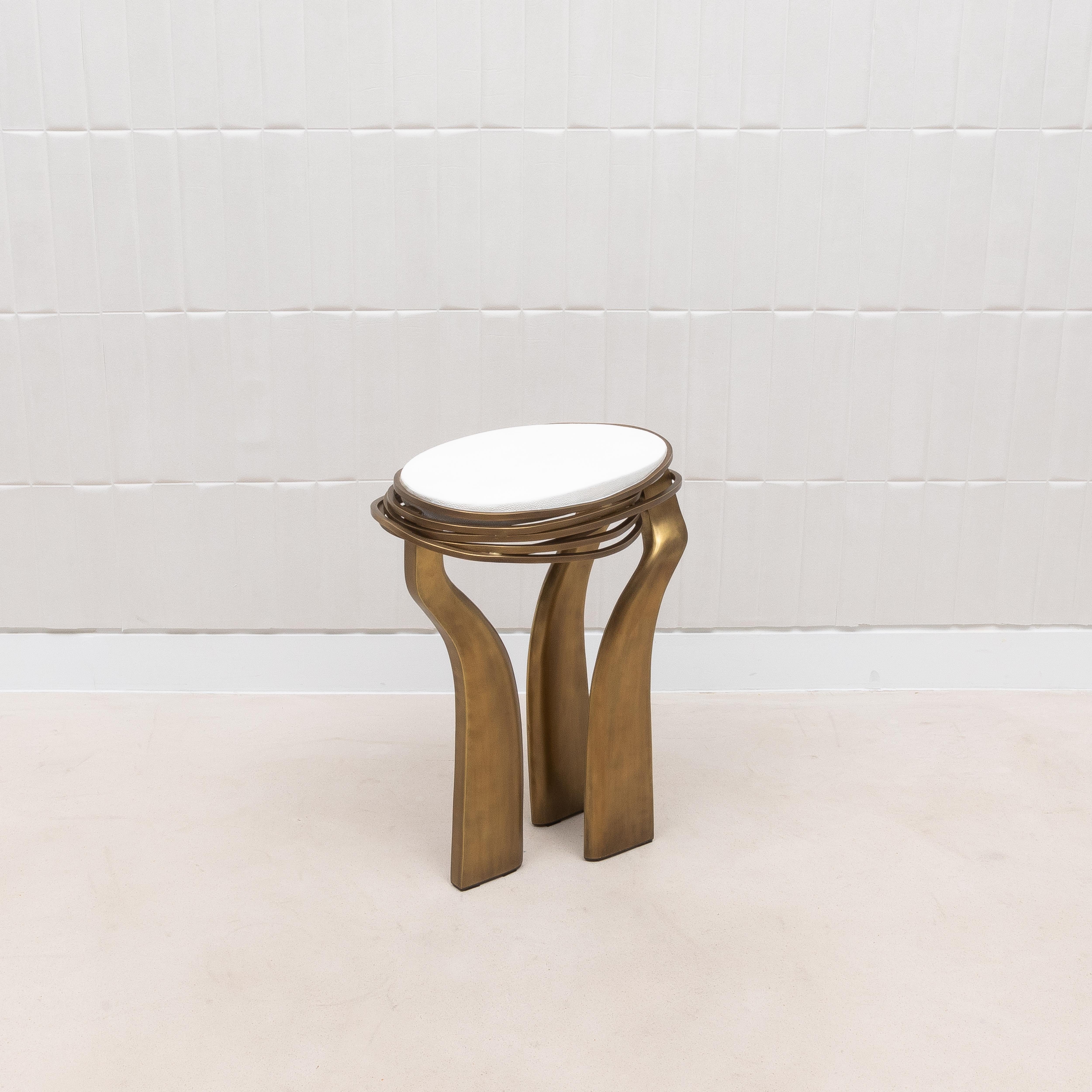 Table d'appoint en galuchat blanc et laiton patiné bronze par Kifu Paris en vente 5