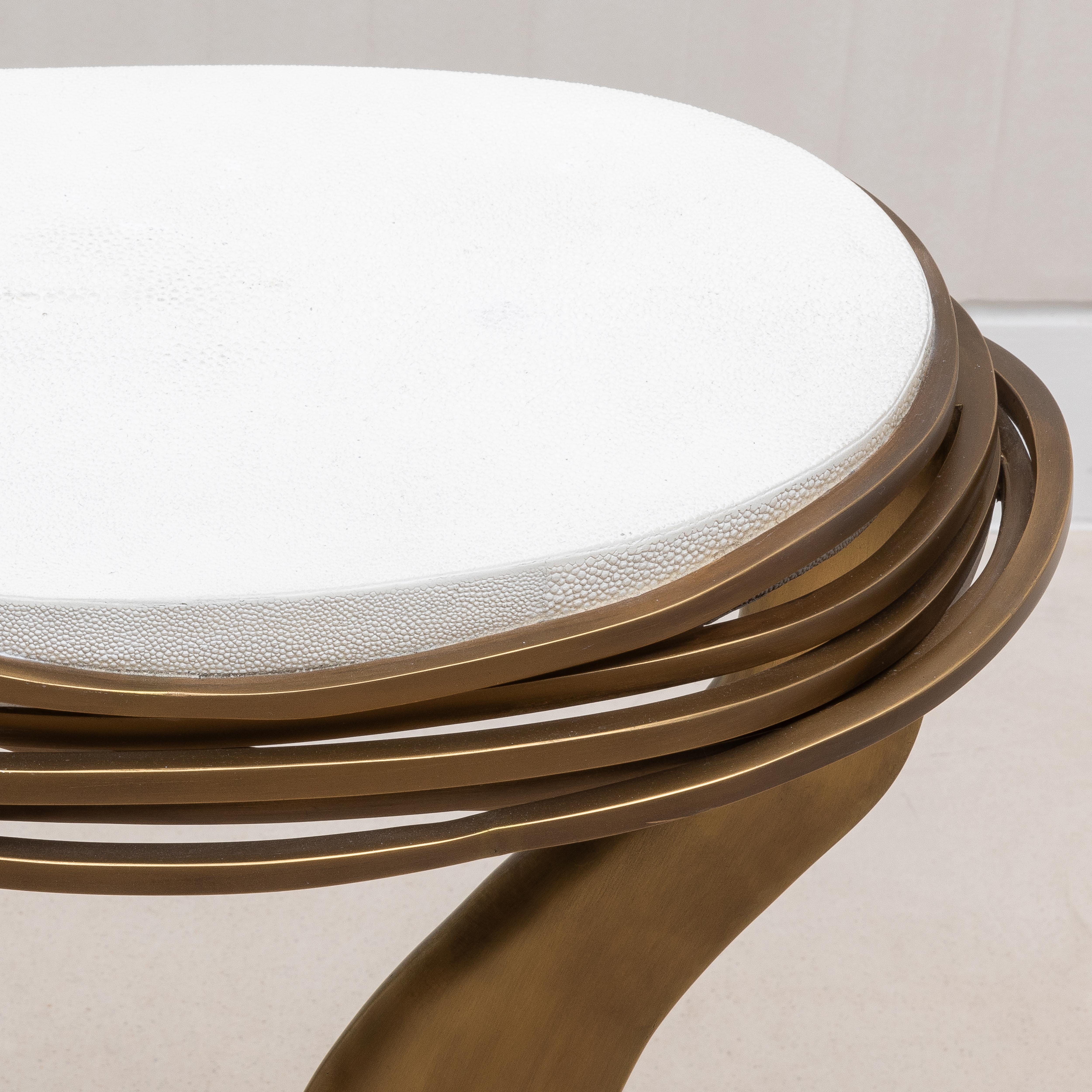 Table d'appoint en galuchat blanc et laiton patiné bronze par Kifu Paris en vente 6
