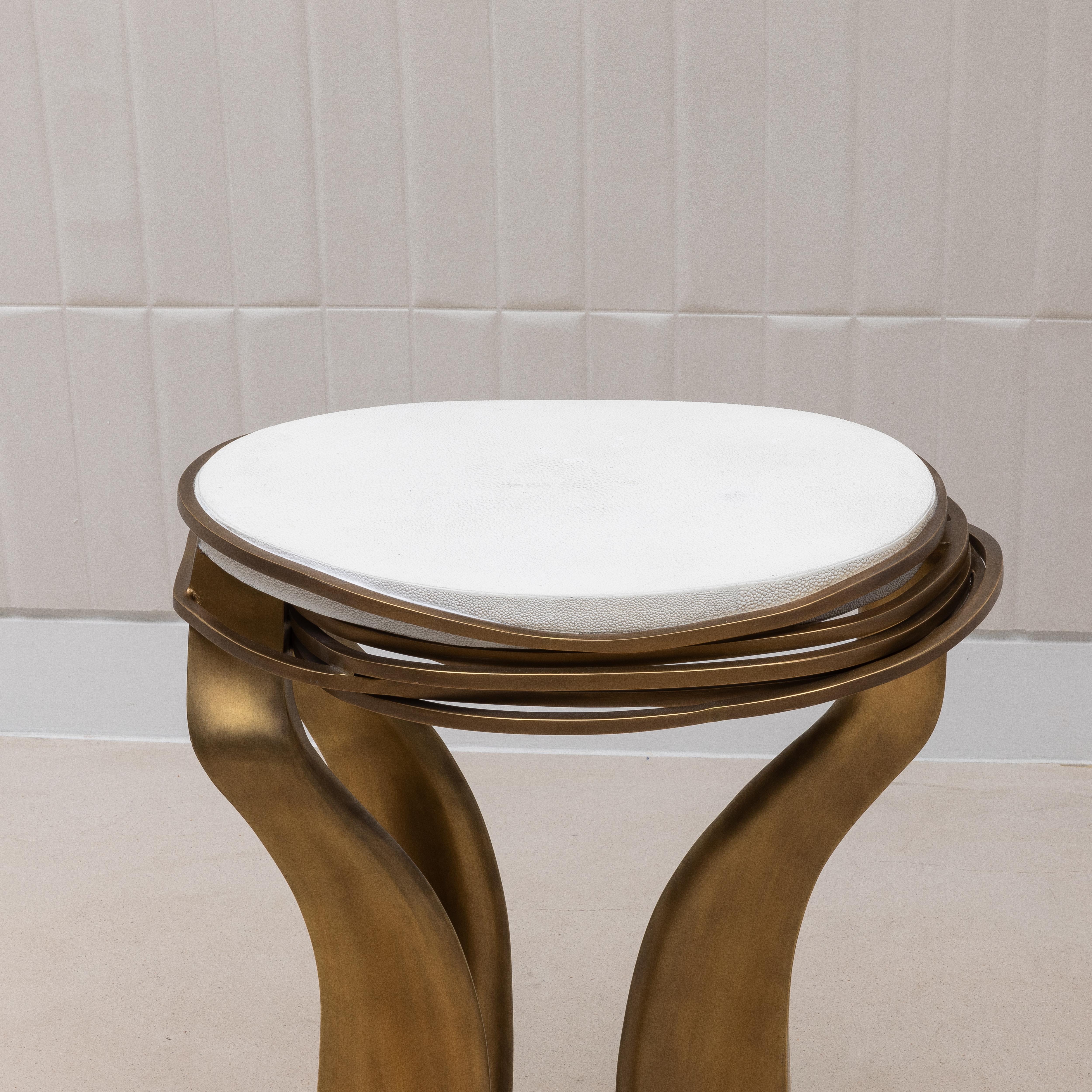 Table d'appoint en galuchat blanc et laiton patiné bronze par Kifu Paris en vente 7