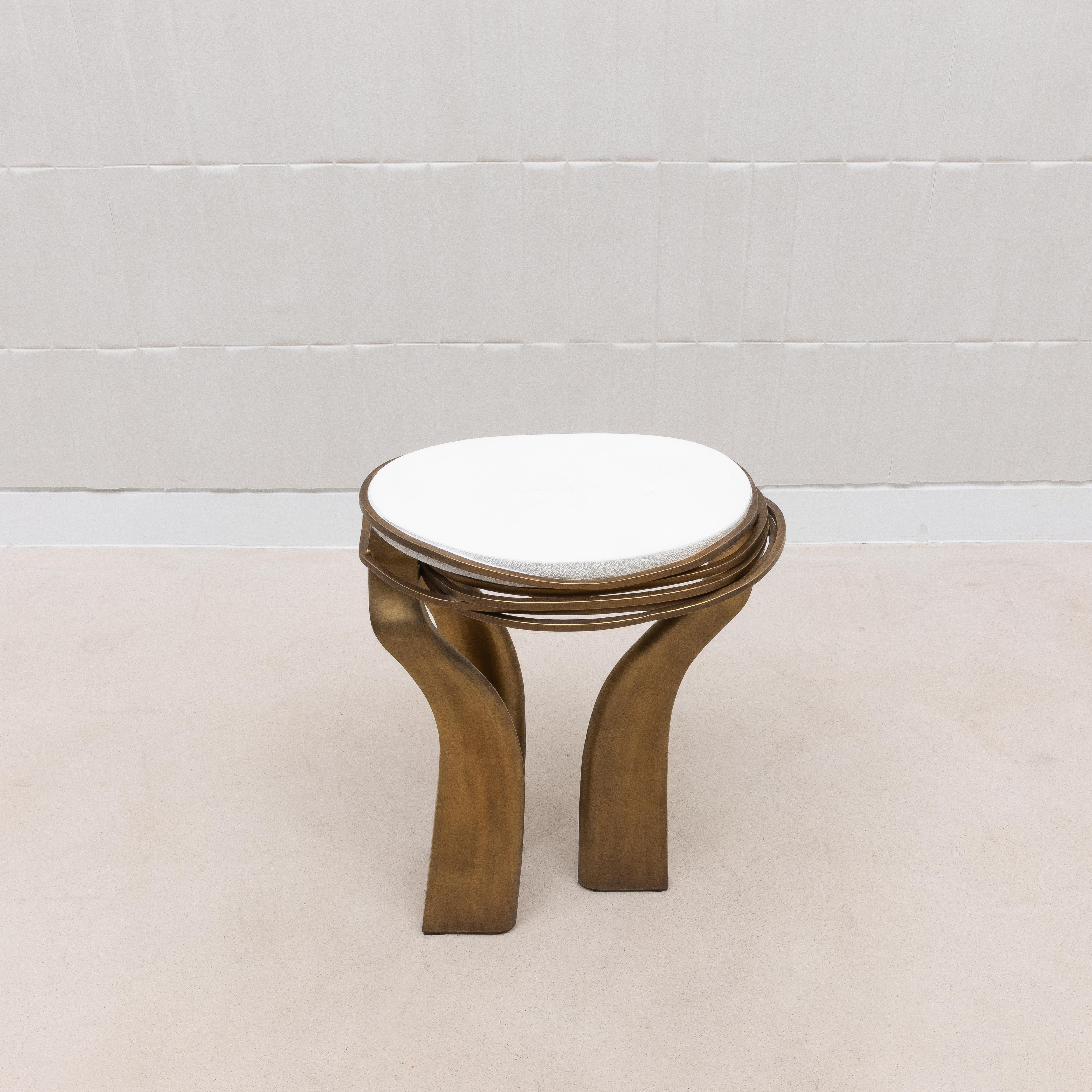 Table d'appoint en galuchat blanc et laiton patiné bronze par Kifu Paris en vente 8