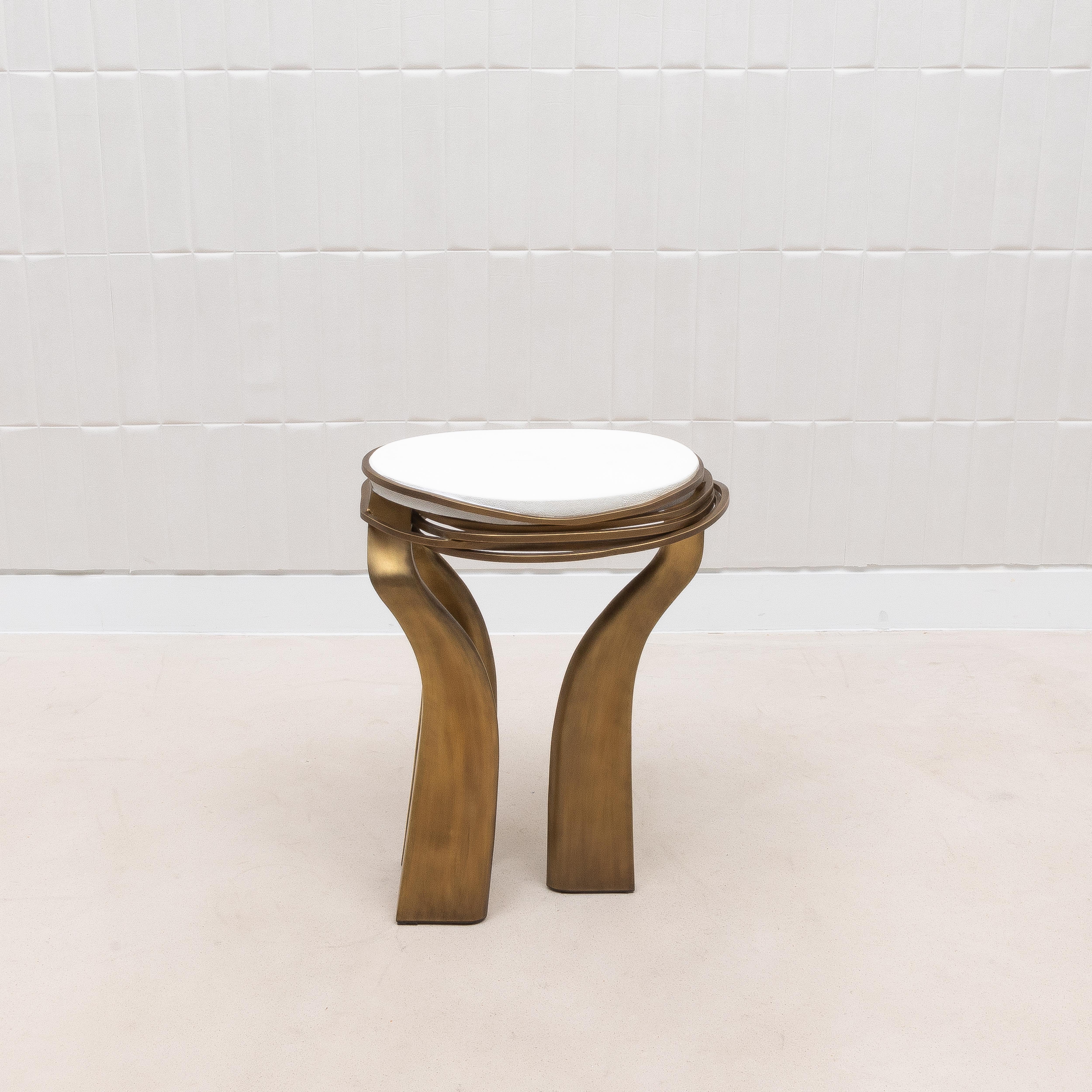 La table d'appoint Galaxy de Kifu Paris est une sublime fusion d'art et de luxe, conçue pour élever n'importe quel intérieur avec sa présence sculpturale. Le piètement de la table, méticuleusement réalisé en laiton patiné bronze, met en valeur des