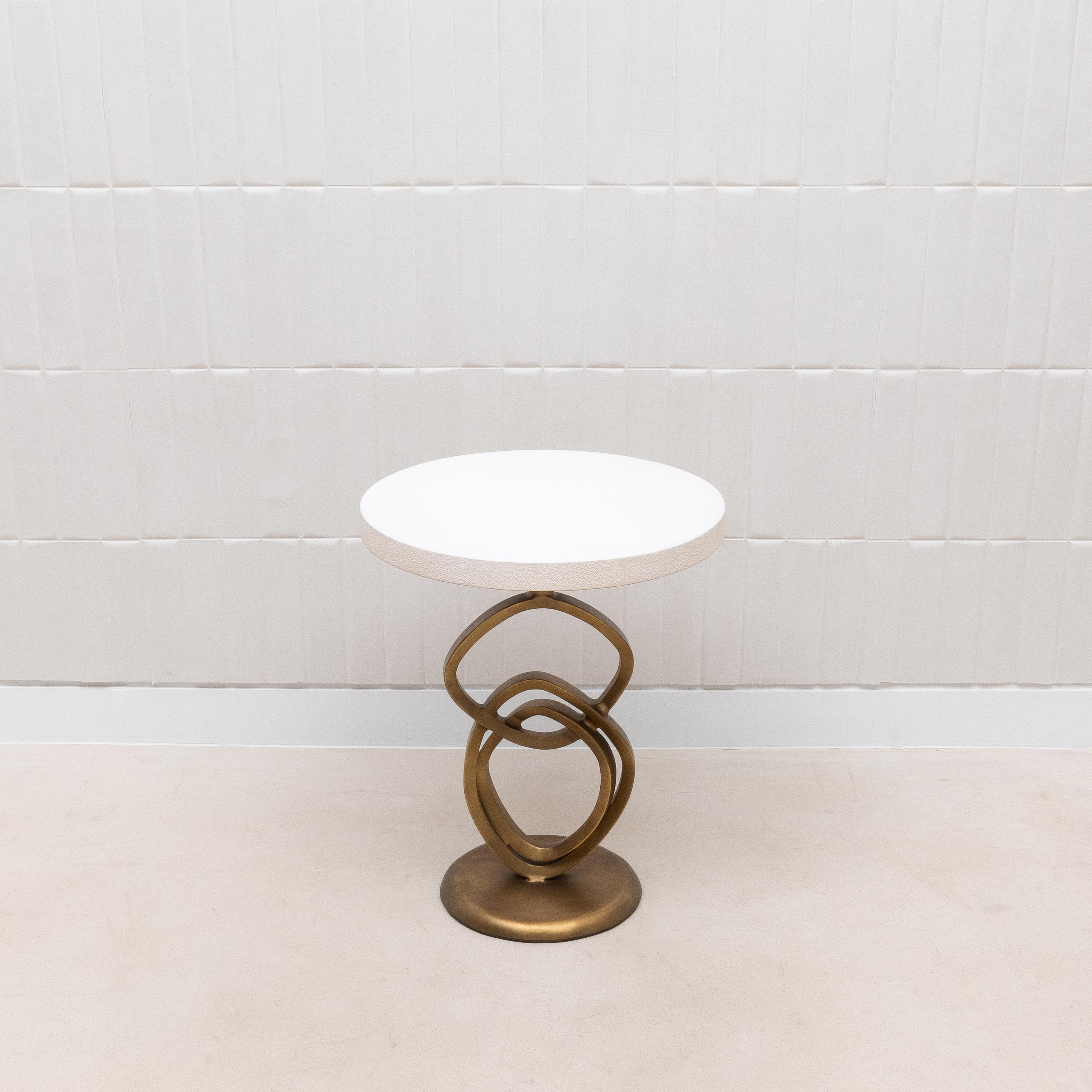 La table d'appoint Teardrop de Kifu Paris est un mélange exquis de design fluide et de matériaux luxueux, offrant une touche de sophistication à tout intérieur. Le plateau en galuchat blanc de la table, méticuleusement peint à la main, contraste