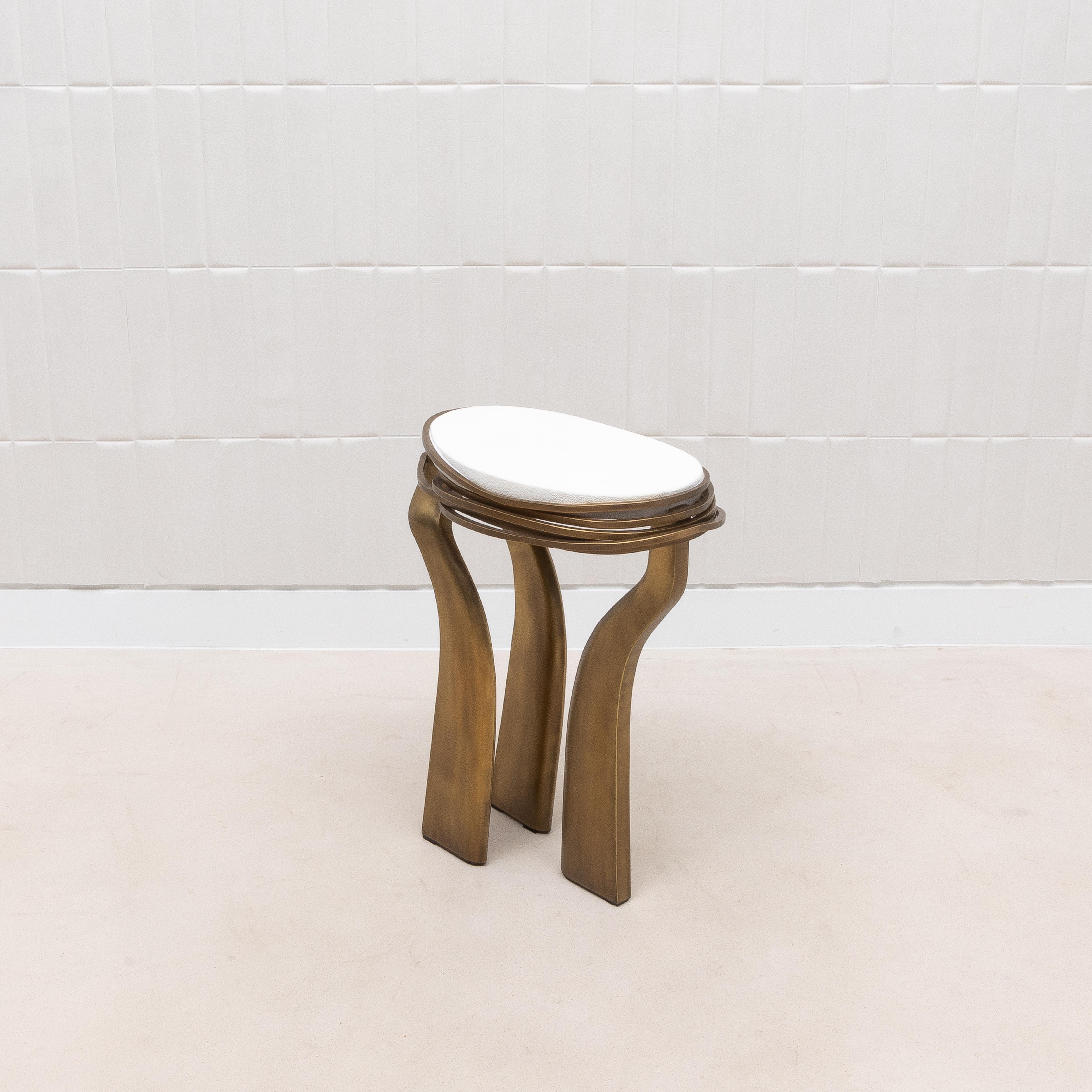 Art déco Table d'appoint en galuchat blanc et laiton patiné bronze par Kifu Paris en vente