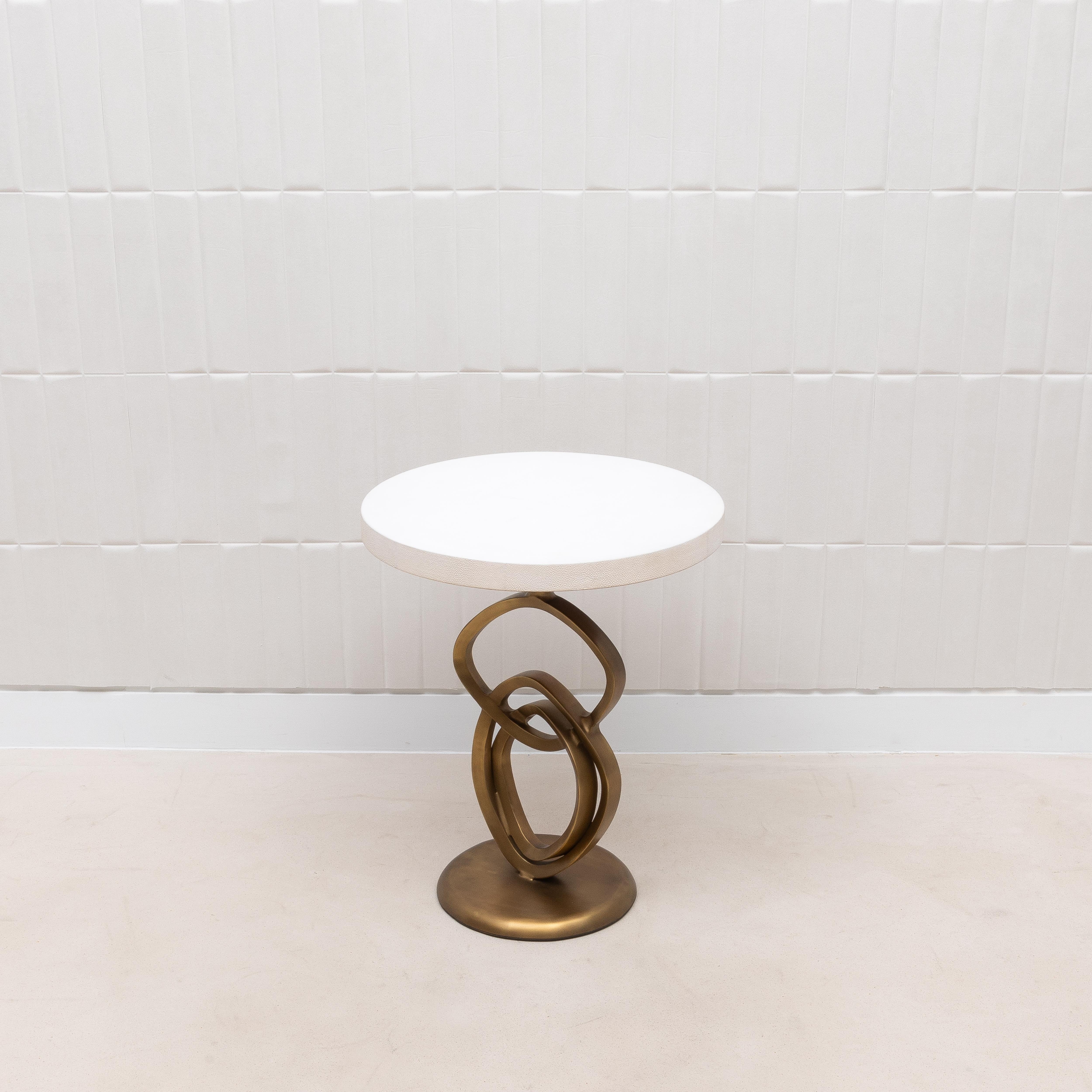 Art déco Table d'appoint en galuchat blanc et laiton patiné bronze par Kifu Paris en vente