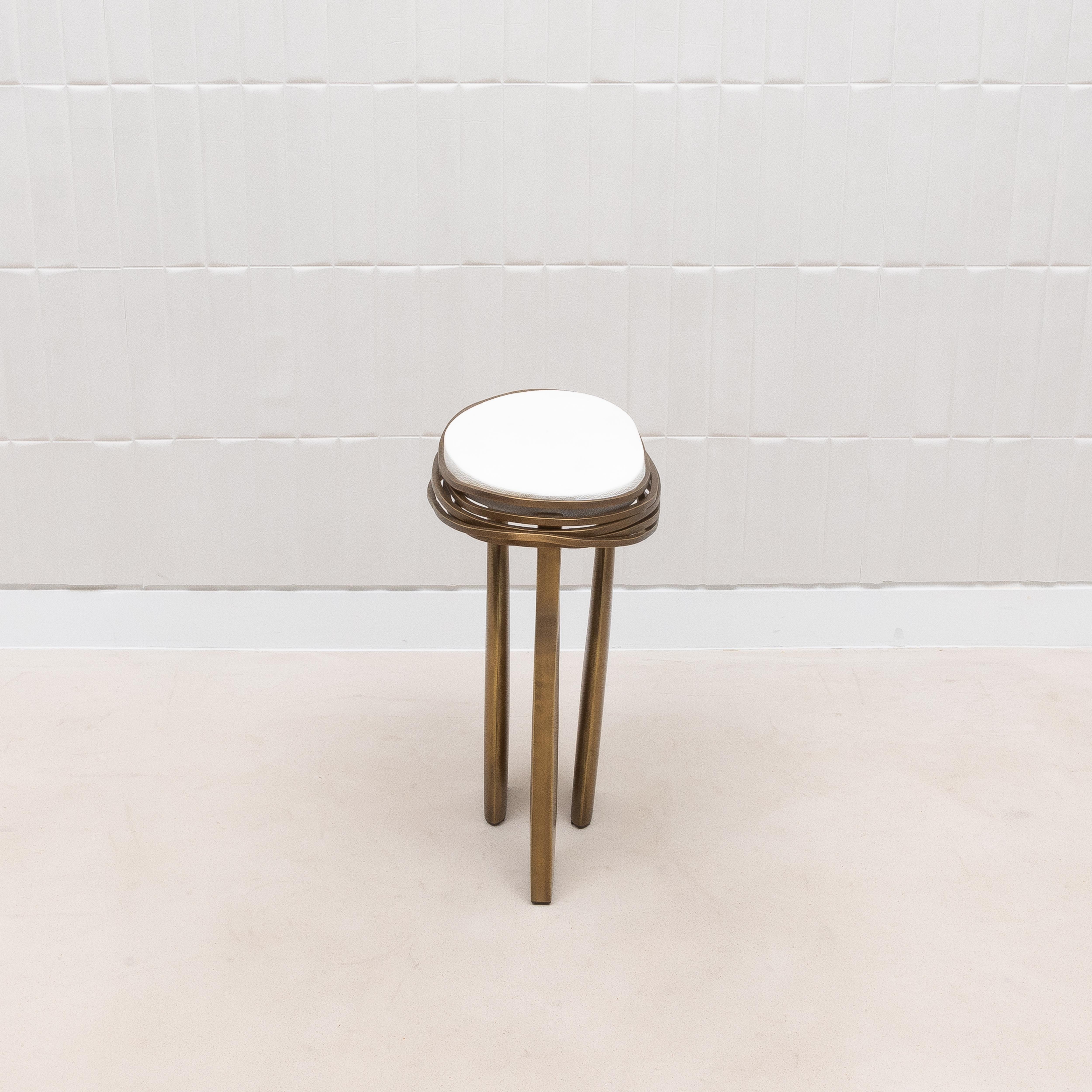 Philippin Table d'appoint en galuchat blanc et laiton patiné bronze par Kifu Paris en vente
