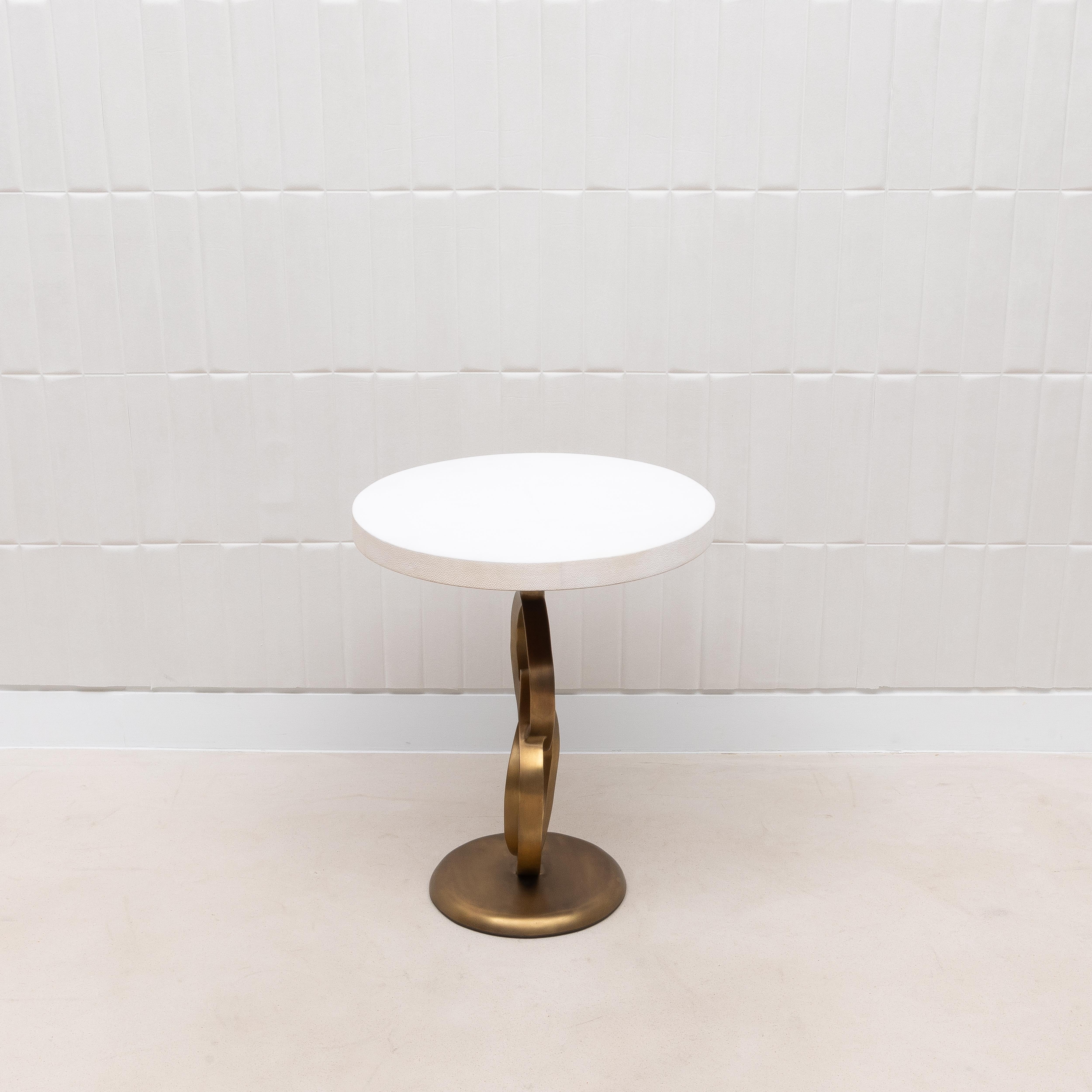 Philippin Table d'appoint en galuchat blanc et laiton patiné bronze par Kifu Paris en vente