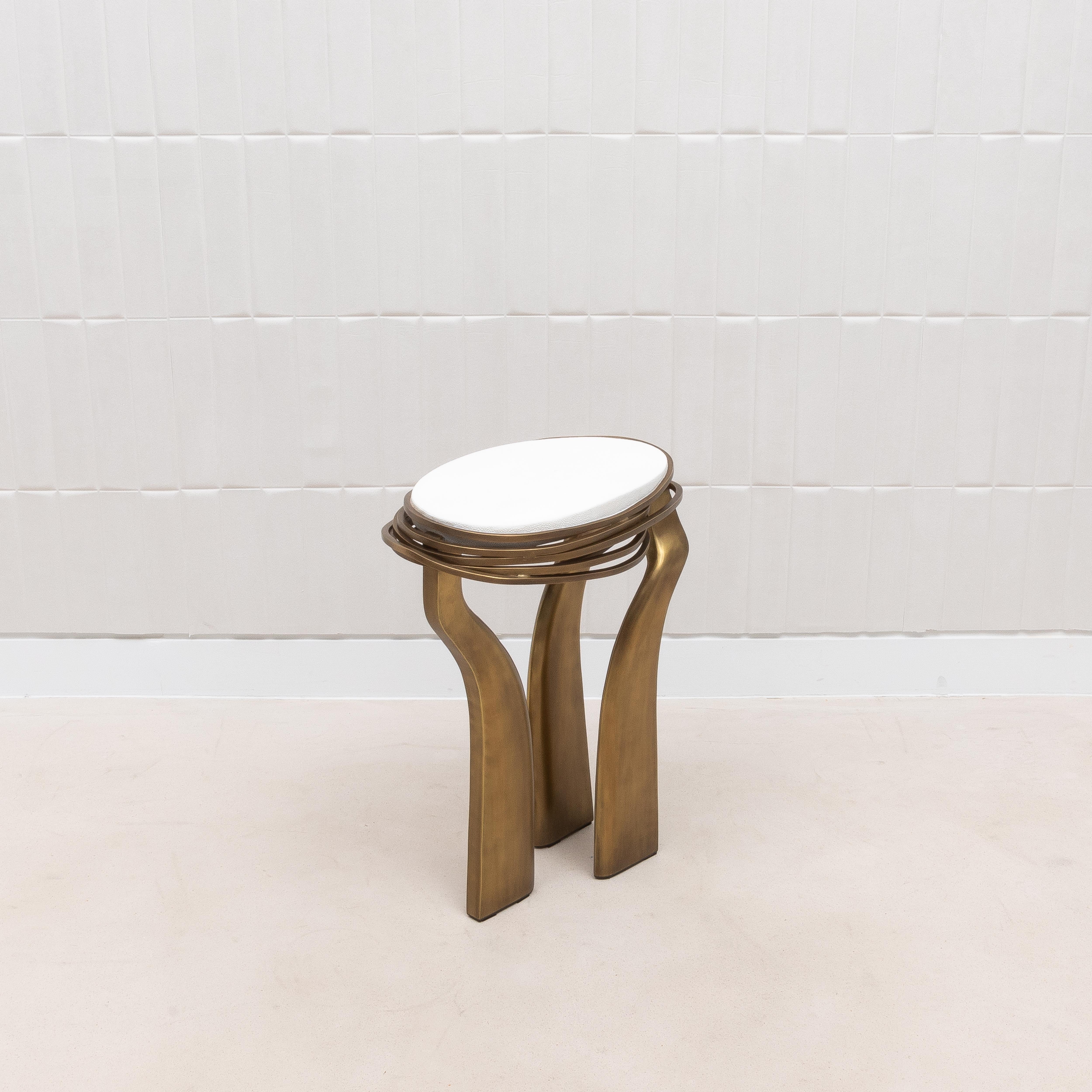 Fait main Table d'appoint en galuchat blanc et laiton patiné bronze par Kifu Paris en vente
