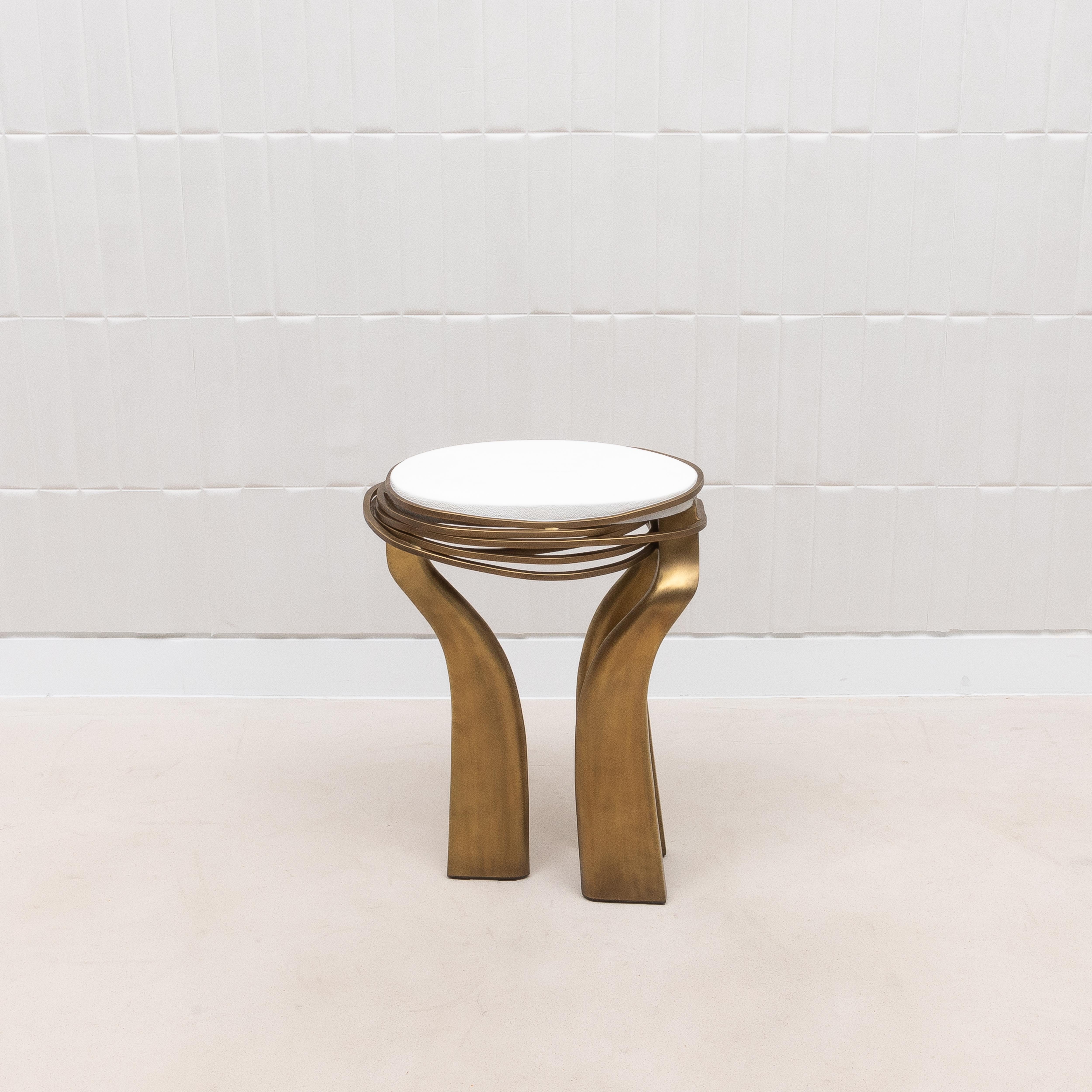 Table d'appoint en galuchat blanc et laiton patiné bronze par Kifu Paris Neuf - En vente à West Hollywood, CA