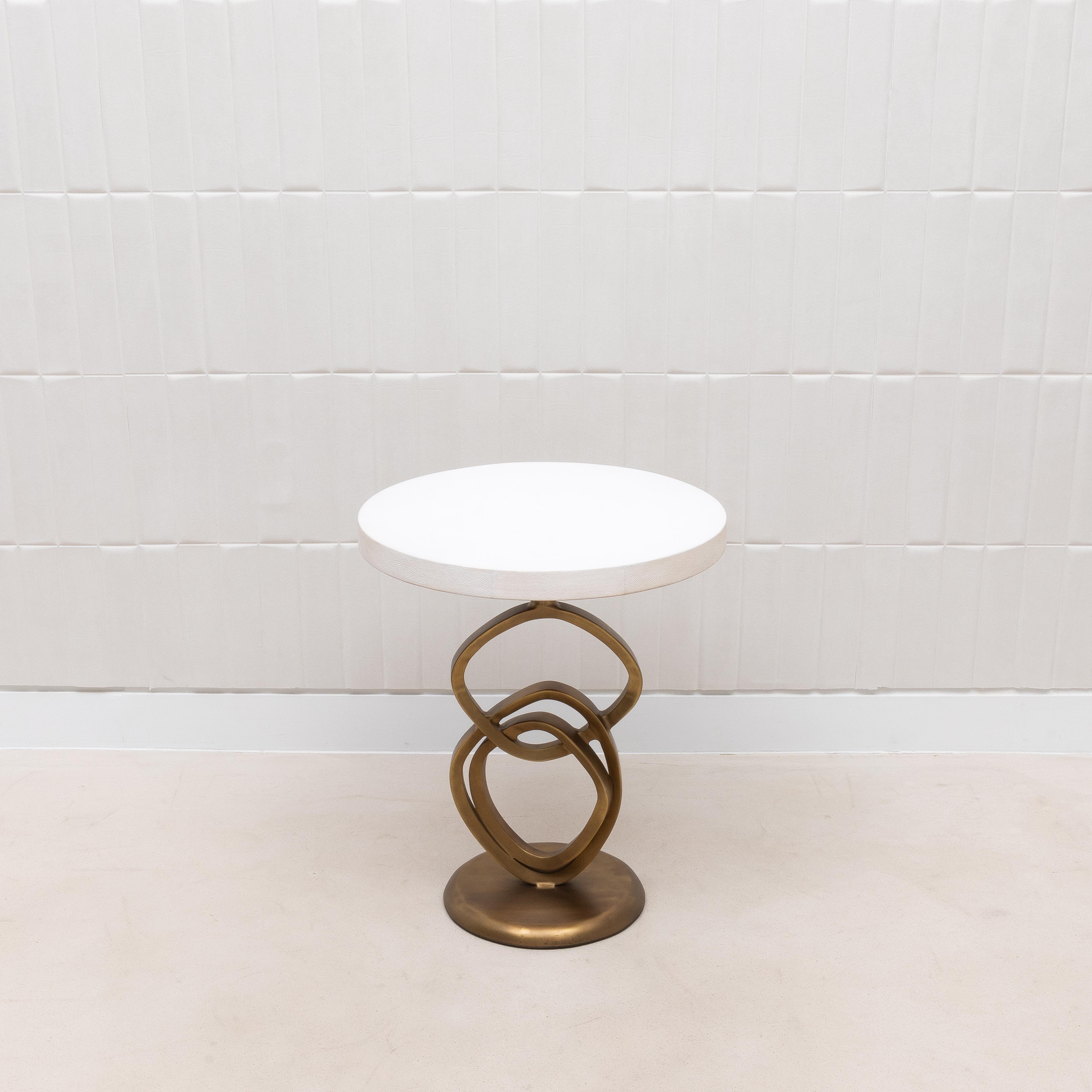 Table d'appoint en galuchat blanc et laiton patiné bronze par Kifu Paris Neuf - En vente à West Hollywood, CA