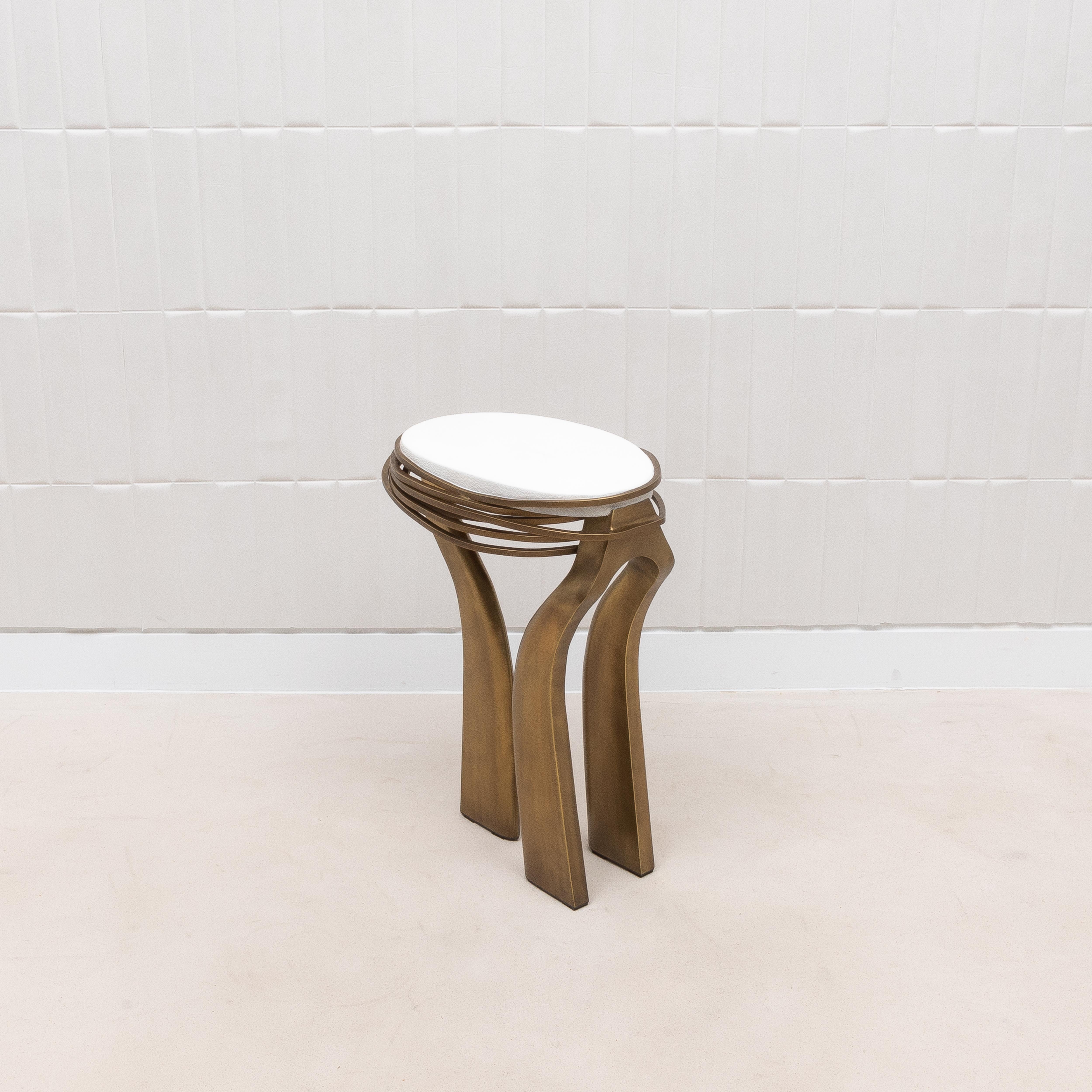 XXIe siècle et contemporain Table d'appoint en galuchat blanc et laiton patiné bronze par Kifu Paris en vente