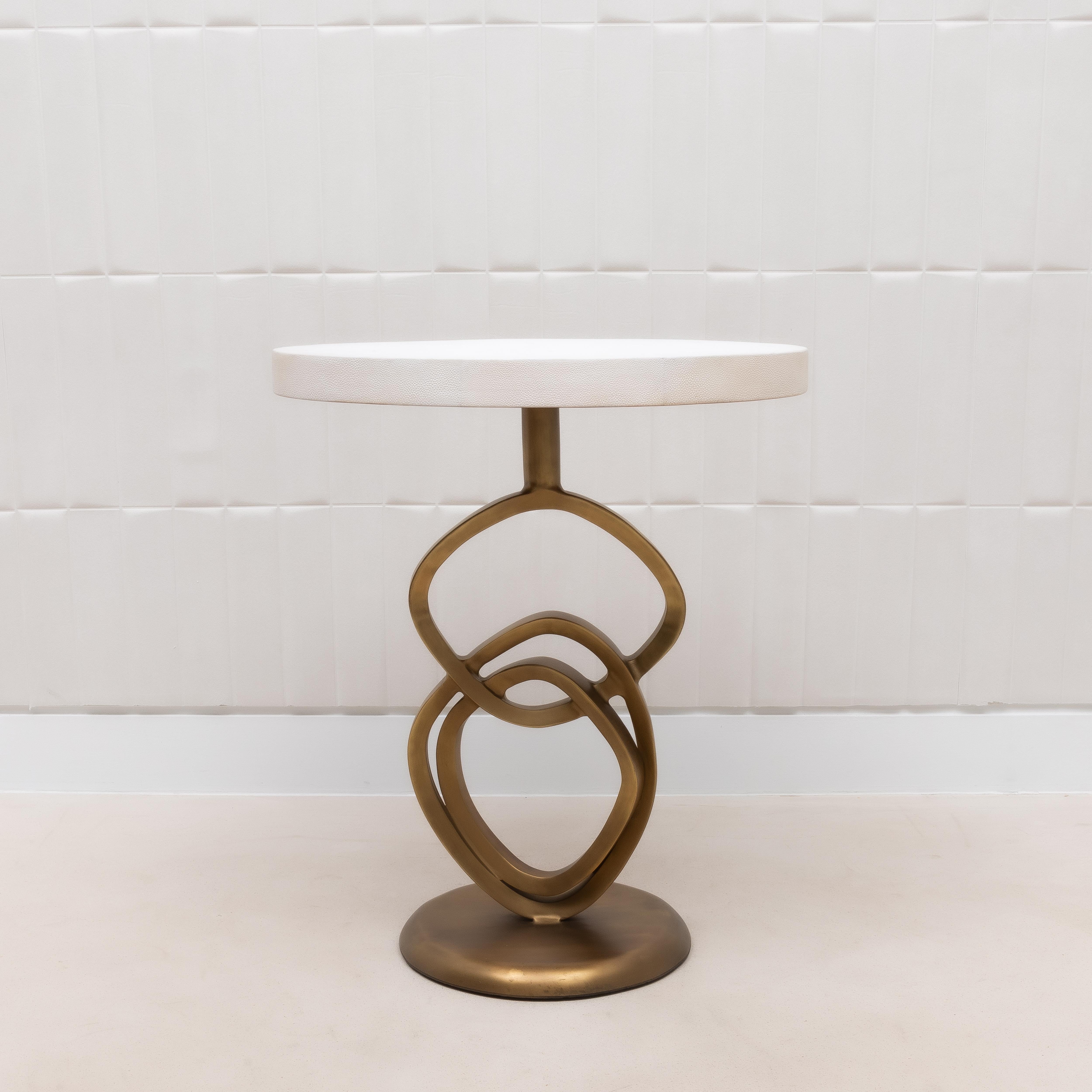 XXIe siècle et contemporain Table d'appoint en galuchat blanc et laiton patiné bronze par Kifu Paris en vente