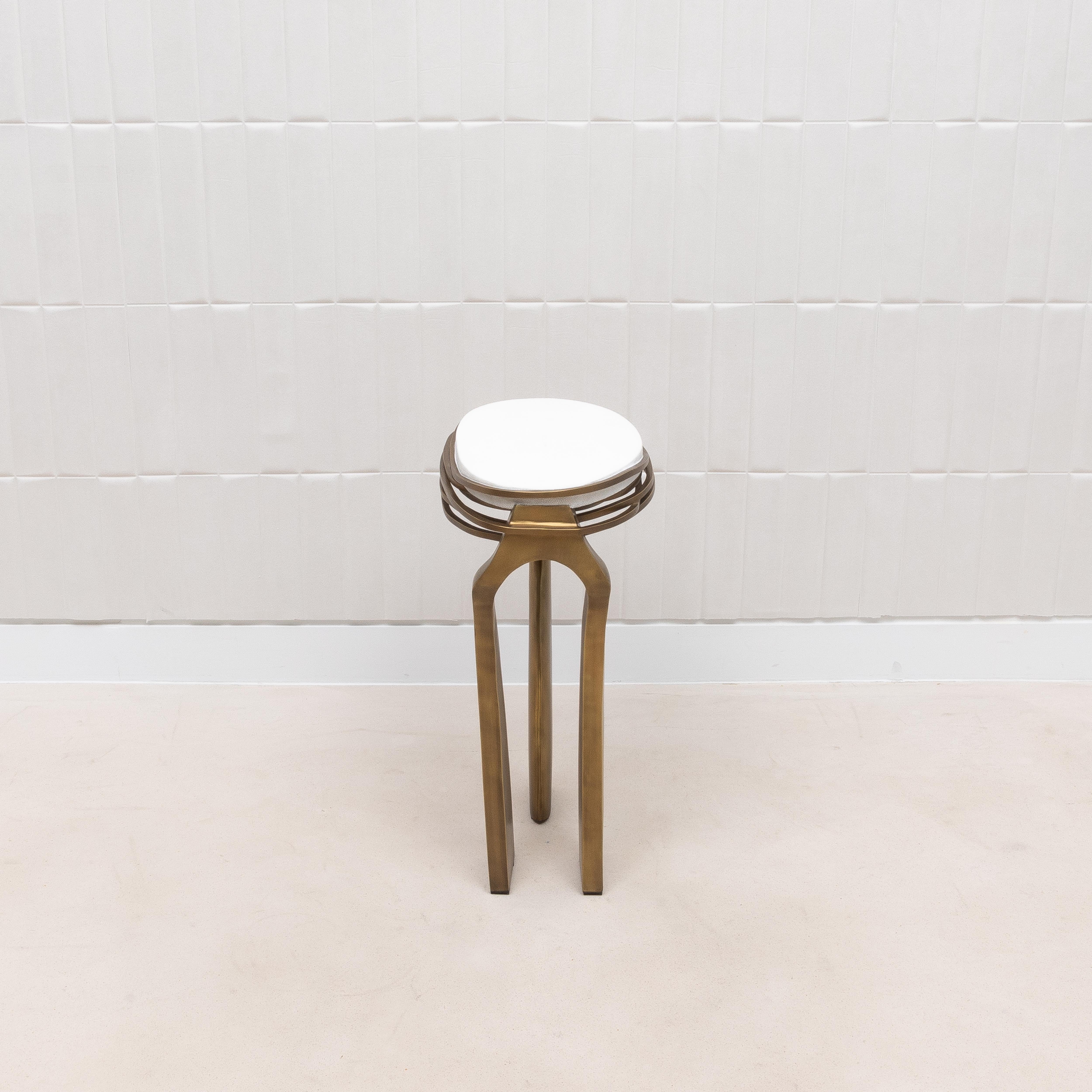 Laiton Table d'appoint en galuchat blanc et laiton patiné bronze par Kifu Paris en vente