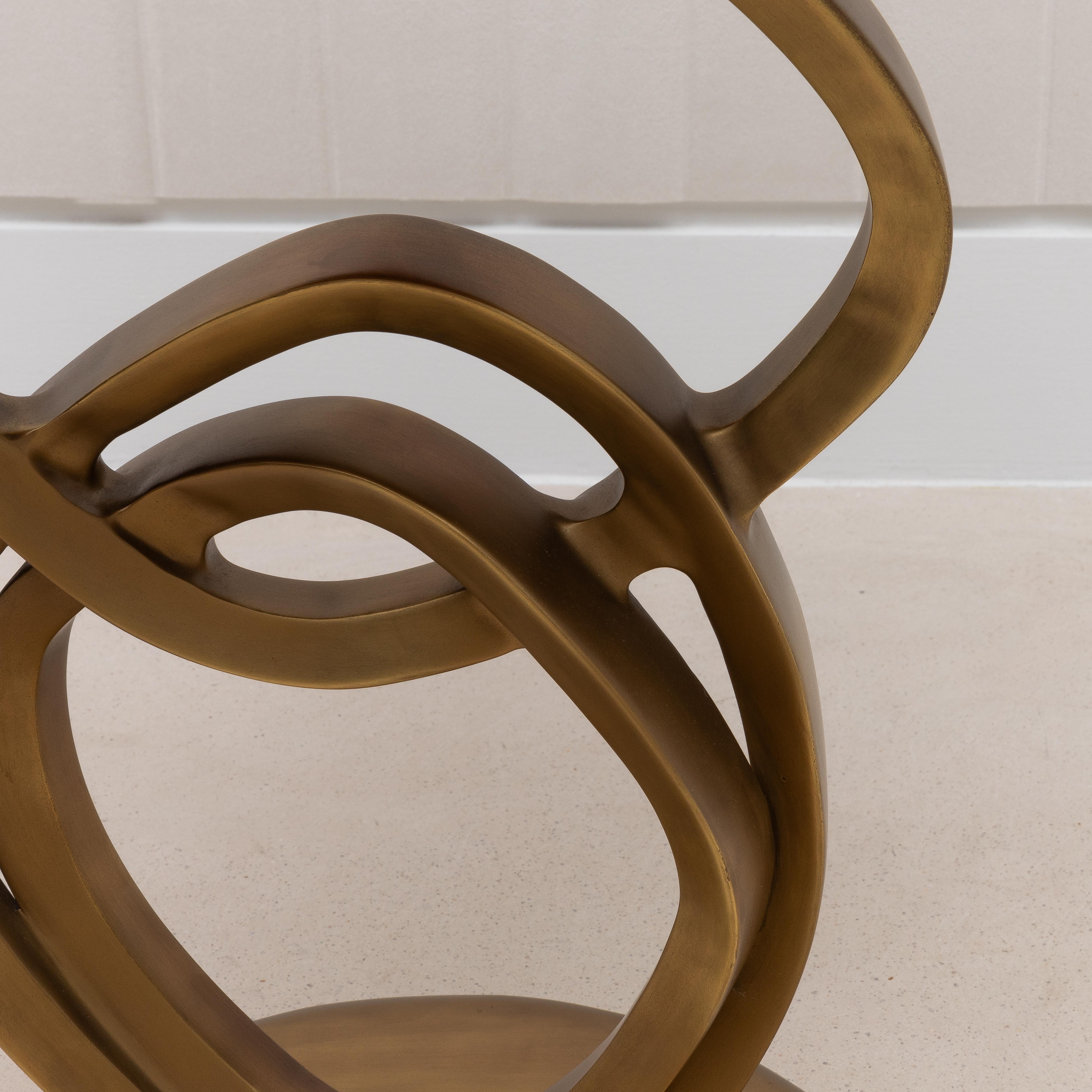Laiton Table d'appoint en galuchat blanc et laiton patiné bronze par Kifu Paris en vente